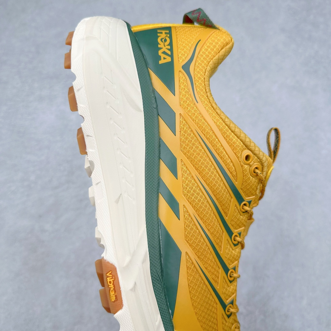 图片[6]-HOKA ONE ONE Mafate Speed 3 Low 玛法特3代系列低帮轻量户外越野休闲运动慢跑鞋 HOKA ONE ONE 最近推出了一个胶囊系列 Origin Story 这个系列里的 Mafate Speed 2 可以说让我日思夜想有一阵子了 最近终于拔草 让我来分享一下这双也是上脚赞到爆的越野跑鞋吧 以阿尔卑斯山脉作为主题将亮黄色与蓝色调覆盖在这经典轮廓之上 配色的呈现效果相当亮眼 以至于很多人买这个配色是用来日常搭配的 鞋面采用超轻的无缝架构 轻薄的TPU贴在透气的鞋面材料上 减轻重量同时也保证了支撑性 鞋底则采用滚动平衡技术 引导跑者回归自然步态 祖传的神奇EVA材质中底依旧是一如既往地表现优秀 能提供充足的缓震 作为HOKA家的越野跑鞋 VIBRAM 橡胶大底也是必不可少的 即便在复杂湿滑的地形 依旧能有良好的抓地力及稳定性 鞋带采用了弹性不易松脱的扁宽弹性鞋带 前掌与中掌部分也进行了加宽 也更加适合亚洲人的脚型 是一款十分全面且足够强悍的户外硬核越野鞋 而这双极其亮眼的越野跑鞋恰好又是在江山一百中参赛的UTMB冠军 Ludovic POMMERET 夺冠时穿着的战靴 这就让它变得更加有吸引力了 用来日常搭配的话短裤是基本不挑 长裤我个人推荐阔腿裤 工装裤以及各种长筒牛仔裤都可以 尺码：36 36.5 37.5 38 38.5 39 40 40.5 41 42 42.5 43 44 44.5 45-选品中心