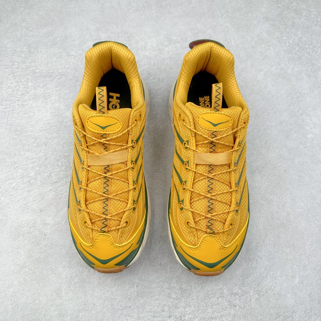 图片[2]-HOKA ONE ONE Mafate Speed 3 Low 玛法特3代系列低帮轻量户外越野休闲运动慢跑鞋 HOKA ONE ONE 最近推出了一个胶囊系列 Origin Story 这个系列里的 Mafate Speed 2 可以说让我日思夜想有一阵子了 最近终于拔草 让我来分享一下这双也是上脚赞到爆的越野跑鞋吧 以阿尔卑斯山脉作为主题将亮黄色与蓝色调覆盖在这经典轮廓之上 配色的呈现效果相当亮眼 以至于很多人买这个配色是用来日常搭配的 鞋面采用超轻的无缝架构 轻薄的TPU贴在透气的鞋面材料上 减轻重量同时也保证了支撑性 鞋底则采用滚动平衡技术 引导跑者回归自然步态 祖传的神奇EVA材质中底依旧是一如既往地表现优秀 能提供充足的缓震 作为HOKA家的越野跑鞋 VIBRAM 橡胶大底也是必不可少的 即便在复杂湿滑的地形 依旧能有良好的抓地力及稳定性 鞋带采用了弹性不易松脱的扁宽弹性鞋带 前掌与中掌部分也进行了加宽 也更加适合亚洲人的脚型 是一款十分全面且足够强悍的户外硬核越野鞋 而这双极其亮眼的越野跑鞋恰好又是在江山一百中参赛的UTMB冠军 Ludovic POMMERET 夺冠时穿着的战靴 这就让它变得更加有吸引力了 用来日常搭配的话短裤是基本不挑 长裤我个人推荐阔腿裤 工装裤以及各种长筒牛仔裤都可以 尺码：36 36.5 37.5 38 38.5 39 40 40.5 41 42 42.5 43 44 44.5 45-选品中心