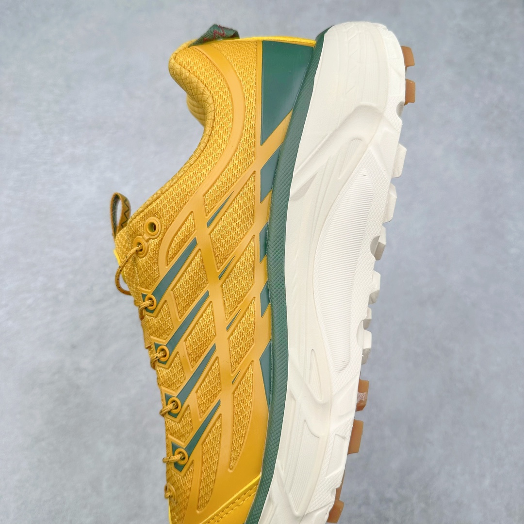 图片[7]-HOKA ONE ONE Mafate Speed 3 Low 玛法特3代系列低帮轻量户外越野休闲运动慢跑鞋 HOKA ONE ONE 最近推出了一个胶囊系列 Origin Story 这个系列里的 Mafate Speed 2 可以说让我日思夜想有一阵子了 最近终于拔草 让我来分享一下这双也是上脚赞到爆的越野跑鞋吧 以阿尔卑斯山脉作为主题将亮黄色与蓝色调覆盖在这经典轮廓之上 配色的呈现效果相当亮眼 以至于很多人买这个配色是用来日常搭配的 鞋面采用超轻的无缝架构 轻薄的TPU贴在透气的鞋面材料上 减轻重量同时也保证了支撑性 鞋底则采用滚动平衡技术 引导跑者回归自然步态 祖传的神奇EVA材质中底依旧是一如既往地表现优秀 能提供充足的缓震 作为HOKA家的越野跑鞋 VIBRAM 橡胶大底也是必不可少的 即便在复杂湿滑的地形 依旧能有良好的抓地力及稳定性 鞋带采用了弹性不易松脱的扁宽弹性鞋带 前掌与中掌部分也进行了加宽 也更加适合亚洲人的脚型 是一款十分全面且足够强悍的户外硬核越野鞋 而这双极其亮眼的越野跑鞋恰好又是在江山一百中参赛的UTMB冠军 Ludovic POMMERET 夺冠时穿着的战靴 这就让它变得更加有吸引力了 用来日常搭配的话短裤是基本不挑 长裤我个人推荐阔腿裤 工装裤以及各种长筒牛仔裤都可以 尺码：36 36.5 37.5 38 38.5 39 40 40.5 41 42 42.5 43 44 44.5 45-选品中心