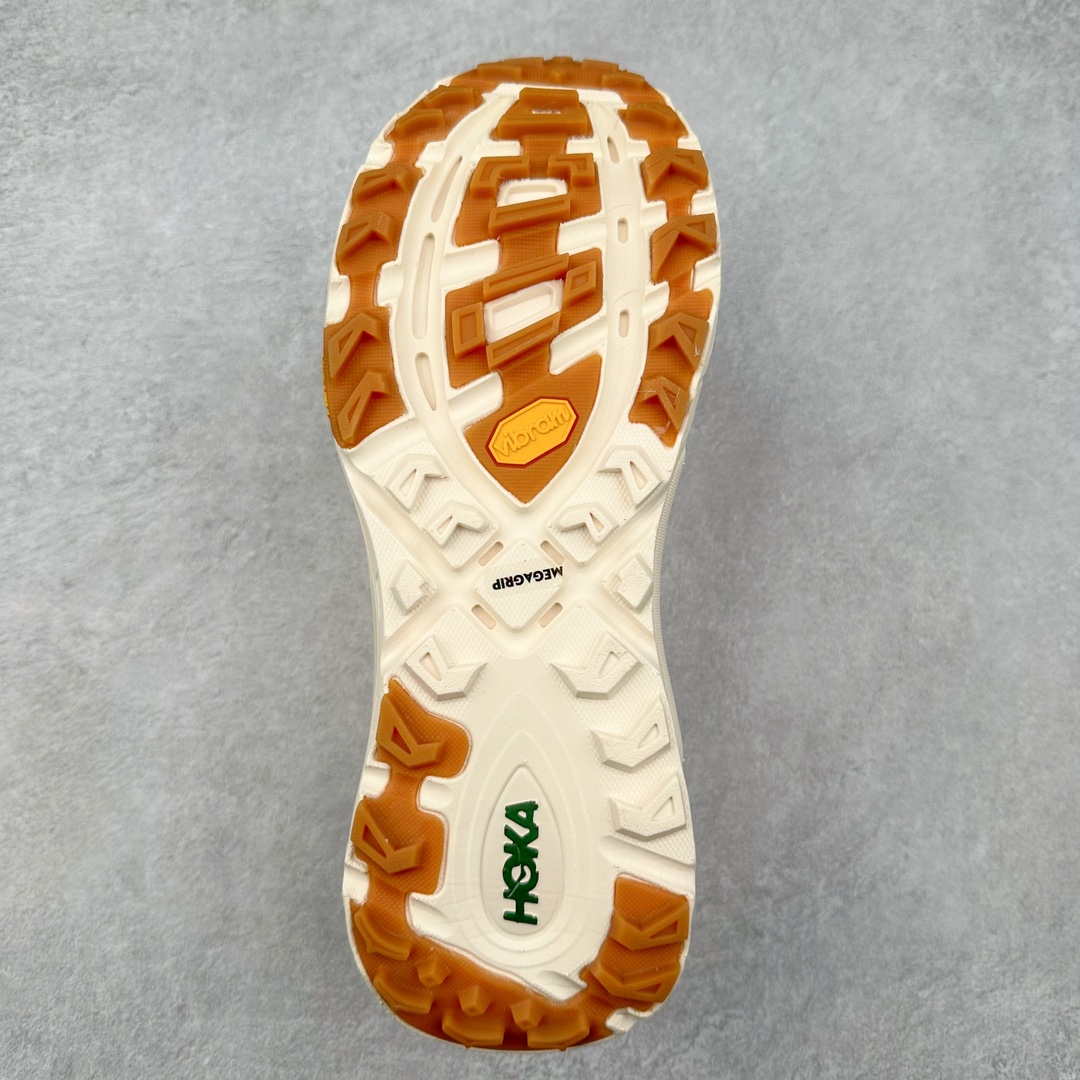 图片[9]-HOKA ONE ONE Mafate Speed 3 Low 玛法特3代系列低帮轻量户外越野休闲运动慢跑鞋 HOKA ONE ONE 最近推出了一个胶囊系列 Origin Story 这个系列里的 Mafate Speed 2 可以说让我日思夜想有一阵子了 最近终于拔草 让我来分享一下这双也是上脚赞到爆的越野跑鞋吧 以阿尔卑斯山脉作为主题将亮黄色与蓝色调覆盖在这经典轮廓之上 配色的呈现效果相当亮眼 以至于很多人买这个配色是用来日常搭配的 鞋面采用超轻的无缝架构 轻薄的TPU贴在透气的鞋面材料上 减轻重量同时也保证了支撑性 鞋底则采用滚动平衡技术 引导跑者回归自然步态 祖传的神奇EVA材质中底依旧是一如既往地表现优秀 能提供充足的缓震 作为HOKA家的越野跑鞋 VIBRAM 橡胶大底也是必不可少的 即便在复杂湿滑的地形 依旧能有良好的抓地力及稳定性 鞋带采用了弹性不易松脱的扁宽弹性鞋带 前掌与中掌部分也进行了加宽 也更加适合亚洲人的脚型 是一款十分全面且足够强悍的户外硬核越野鞋 而这双极其亮眼的越野跑鞋恰好又是在江山一百中参赛的UTMB冠军 Ludovic POMMERET 夺冠时穿着的战靴 这就让它变得更加有吸引力了 用来日常搭配的话短裤是基本不挑 长裤我个人推荐阔腿裤 工装裤以及各种长筒牛仔裤都可以 尺码：36 36.5 37.5 38 38.5 39 40 40.5 41 42 42.5 43 44 44.5 45-选品中心