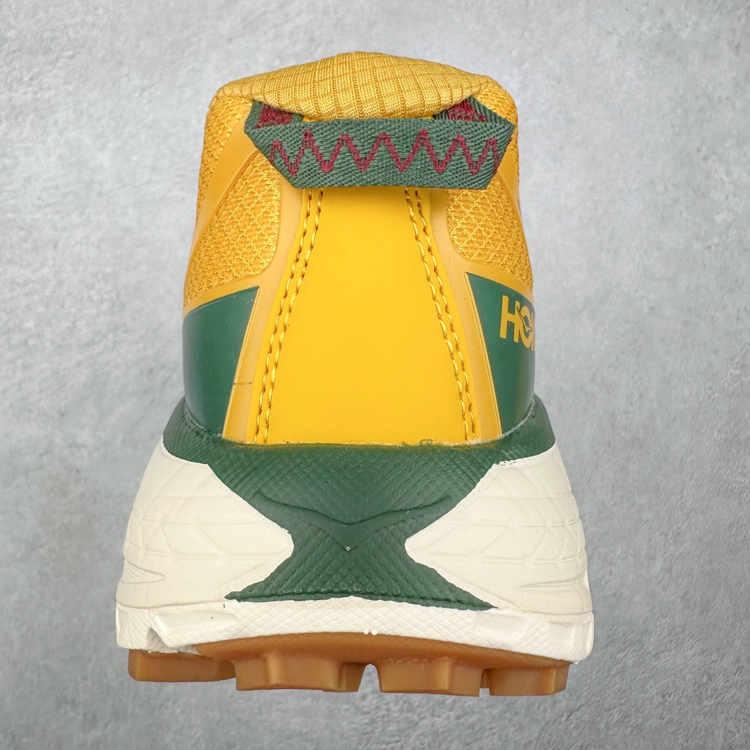 图片[8]-HOKA ONE ONE Mafate Speed 3 Low 玛法特3代系列低帮轻量户外越野休闲运动慢跑鞋 HOKA ONE ONE 最近推出了一个胶囊系列 Origin Story 这个系列里的 Mafate Speed 2 可以说让我日思夜想有一阵子了 最近终于拔草 让我来分享一下这双也是上脚赞到爆的越野跑鞋吧 以阿尔卑斯山脉作为主题将亮黄色与蓝色调覆盖在这经典轮廓之上 配色的呈现效果相当亮眼 以至于很多人买这个配色是用来日常搭配的 鞋面采用超轻的无缝架构 轻薄的TPU贴在透气的鞋面材料上 减轻重量同时也保证了支撑性 鞋底则采用滚动平衡技术 引导跑者回归自然步态 祖传的神奇EVA材质中底依旧是一如既往地表现优秀 能提供充足的缓震 作为HOKA家的越野跑鞋 VIBRAM 橡胶大底也是必不可少的 即便在复杂湿滑的地形 依旧能有良好的抓地力及稳定性 鞋带采用了弹性不易松脱的扁宽弹性鞋带 前掌与中掌部分也进行了加宽 也更加适合亚洲人的脚型 是一款十分全面且足够强悍的户外硬核越野鞋 而这双极其亮眼的越野跑鞋恰好又是在江山一百中参赛的UTMB冠军 Ludovic POMMERET 夺冠时穿着的战靴 这就让它变得更加有吸引力了 用来日常搭配的话短裤是基本不挑 长裤我个人推荐阔腿裤 工装裤以及各种长筒牛仔裤都可以 尺码：36 36.5 37.5 38 38.5 39 40 40.5 41 42 42.5 43 44 44.5 45-选品中心