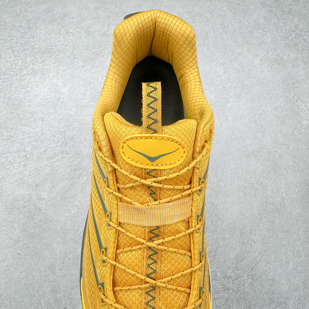 图片[5]-HOKA ONE ONE Mafate Speed 3 Low 玛法特3代系列低帮轻量户外越野休闲运动慢跑鞋 HOKA ONE ONE 最近推出了一个胶囊系列 Origin Story 这个系列里的 Mafate Speed 2 可以说让我日思夜想有一阵子了 最近终于拔草 让我来分享一下这双也是上脚赞到爆的越野跑鞋吧 以阿尔卑斯山脉作为主题将亮黄色与蓝色调覆盖在这经典轮廓之上 配色的呈现效果相当亮眼 以至于很多人买这个配色是用来日常搭配的 鞋面采用超轻的无缝架构 轻薄的TPU贴在透气的鞋面材料上 减轻重量同时也保证了支撑性 鞋底则采用滚动平衡技术 引导跑者回归自然步态 祖传的神奇EVA材质中底依旧是一如既往地表现优秀 能提供充足的缓震 作为HOKA家的越野跑鞋 VIBRAM 橡胶大底也是必不可少的 即便在复杂湿滑的地形 依旧能有良好的抓地力及稳定性 鞋带采用了弹性不易松脱的扁宽弹性鞋带 前掌与中掌部分也进行了加宽 也更加适合亚洲人的脚型 是一款十分全面且足够强悍的户外硬核越野鞋 而这双极其亮眼的越野跑鞋恰好又是在江山一百中参赛的UTMB冠军 Ludovic POMMERET 夺冠时穿着的战靴 这就让它变得更加有吸引力了 用来日常搭配的话短裤是基本不挑 长裤我个人推荐阔腿裤 工装裤以及各种长筒牛仔裤都可以 尺码：36 36.5 37.5 38 38.5 39 40 40.5 41 42 42.5 43 44 44.5 45-选品中心