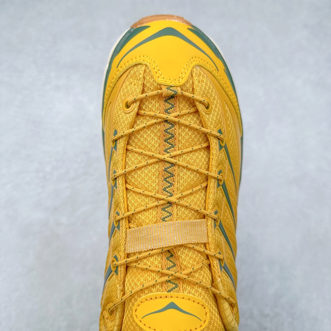 图片[4]-HOKA ONE ONE Mafate Speed 3 Low 玛法特3代系列低帮轻量户外越野休闲运动慢跑鞋 HOKA ONE ONE 最近推出了一个胶囊系列 Origin Story 这个系列里的 Mafate Speed 2 可以说让我日思夜想有一阵子了 最近终于拔草 让我来分享一下这双也是上脚赞到爆的越野跑鞋吧 以阿尔卑斯山脉作为主题将亮黄色与蓝色调覆盖在这经典轮廓之上 配色的呈现效果相当亮眼 以至于很多人买这个配色是用来日常搭配的 鞋面采用超轻的无缝架构 轻薄的TPU贴在透气的鞋面材料上 减轻重量同时也保证了支撑性 鞋底则采用滚动平衡技术 引导跑者回归自然步态 祖传的神奇EVA材质中底依旧是一如既往地表现优秀 能提供充足的缓震 作为HOKA家的越野跑鞋 VIBRAM 橡胶大底也是必不可少的 即便在复杂湿滑的地形 依旧能有良好的抓地力及稳定性 鞋带采用了弹性不易松脱的扁宽弹性鞋带 前掌与中掌部分也进行了加宽 也更加适合亚洲人的脚型 是一款十分全面且足够强悍的户外硬核越野鞋 而这双极其亮眼的越野跑鞋恰好又是在江山一百中参赛的UTMB冠军 Ludovic POMMERET 夺冠时穿着的战靴 这就让它变得更加有吸引力了 用来日常搭配的话短裤是基本不挑 长裤我个人推荐阔腿裤 工装裤以及各种长筒牛仔裤都可以 尺码：36 36.5 37.5 38 38.5 39 40 40.5 41 42 42.5 43 44 44.5 45-选品中心