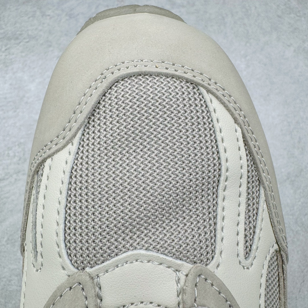 图片[21]-＃总裁 STONE ISLAND x New Balance NB991V2 第一代总统复古慢跑鞋 石头岛联名 米白 U991SE2 正确3M反光细节 原楦原纸版开发 正确6层组合底模精密开发 后跟透明TPU水晶装饰条稳固 沿用了引以为傲的跑鞋手工技艺 采用猪皮绒面并包裹局部透气网面的鞋身设计 菱网鞋舌上刻有New Balance USA 鞋面依旧身着经典的大热之灰 彰显了其高端的品质身份 尺码：36 37 37.5 38 38.5 39 40 40.5 41.5 42 42.5 43 44 45 46.5-选品中心