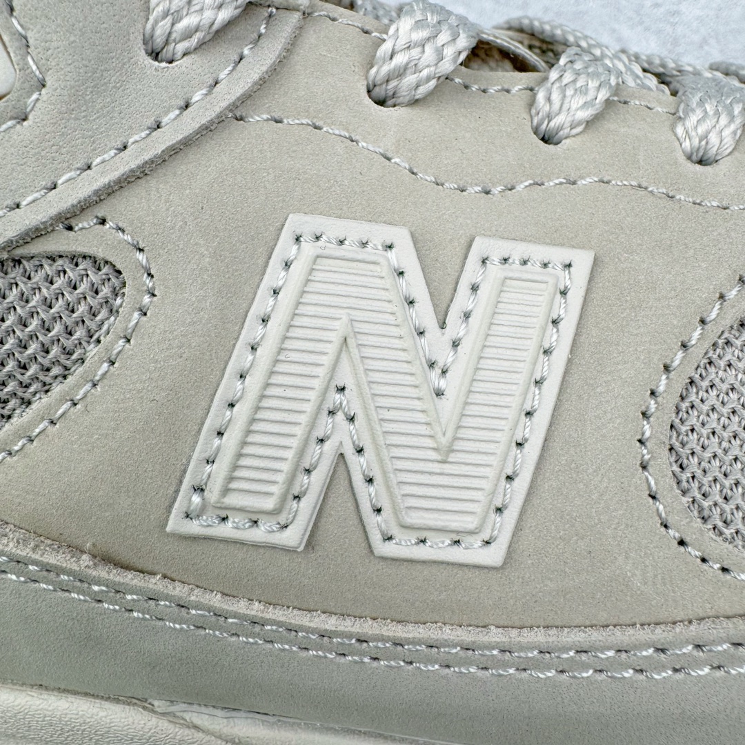 图片[18]-＃总裁 STONE ISLAND x New Balance NB991V2 第一代总统复古慢跑鞋 石头岛联名 米白 U991SE2 正确3M反光细节 原楦原纸版开发 正确6层组合底模精密开发 后跟透明TPU水晶装饰条稳固 沿用了引以为傲的跑鞋手工技艺 采用猪皮绒面并包裹局部透气网面的鞋身设计 菱网鞋舌上刻有New Balance USA 鞋面依旧身着经典的大热之灰 彰显了其高端的品质身份 尺码：36 37 37.5 38 38.5 39 40 40.5 41.5 42 42.5 43 44 45 46.5-选品中心