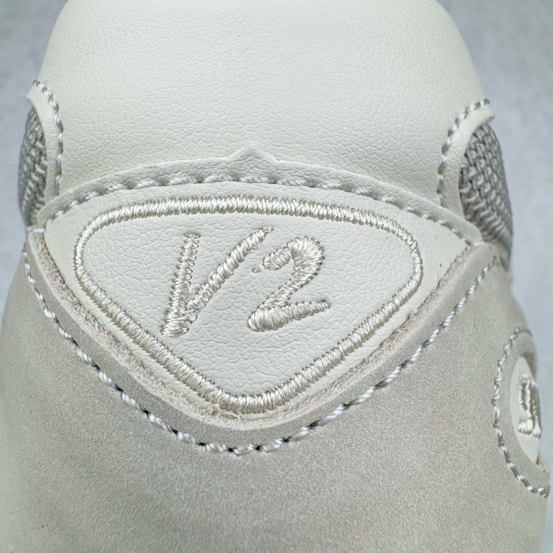 图片[15]-＃总裁 STONE ISLAND x New Balance NB991V2 第一代总统复古慢跑鞋 石头岛联名 米白 U991SE2 正确3M反光细节 原楦原纸版开发 正确6层组合底模精密开发 后跟透明TPU水晶装饰条稳固 沿用了引以为傲的跑鞋手工技艺 采用猪皮绒面并包裹局部透气网面的鞋身设计 菱网鞋舌上刻有New Balance USA 鞋面依旧身着经典的大热之灰 彰显了其高端的品质身份 尺码：36 37 37.5 38 38.5 39 40 40.5 41.5 42 42.5 43 44 45 46.5-选品中心