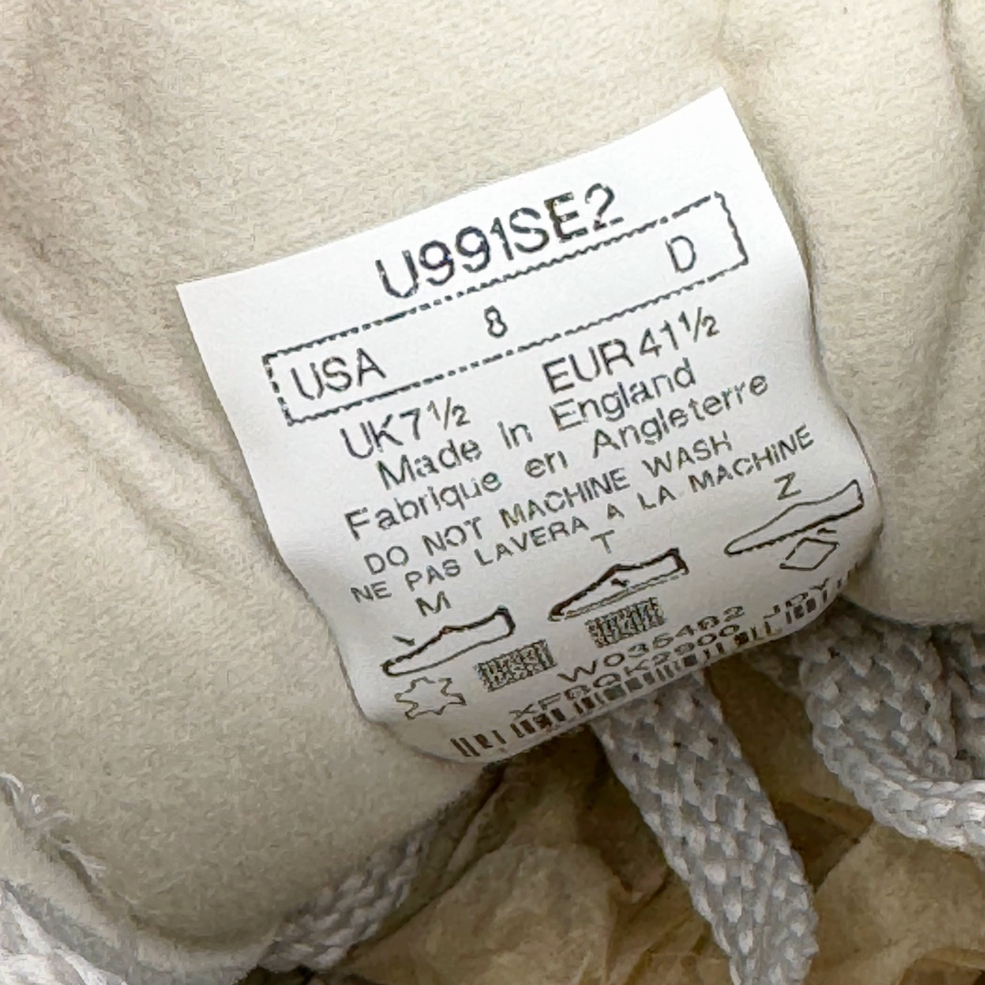 图片[13]-＃总裁 STONE ISLAND x New Balance NB991V2 第一代总统复古慢跑鞋 石头岛联名 米白 U991SE2 正确3M反光细节 原楦原纸版开发 正确6层组合底模精密开发 后跟透明TPU水晶装饰条稳固 沿用了引以为傲的跑鞋手工技艺 采用猪皮绒面并包裹局部透气网面的鞋身设计 菱网鞋舌上刻有New Balance USA 鞋面依旧身着经典的大热之灰 彰显了其高端的品质身份 尺码：36 37 37.5 38 38.5 39 40 40.5 41.5 42 42.5 43 44 45 46.5-选品中心