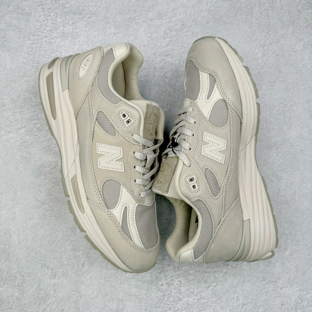 图片[3]-＃总裁 STONE ISLAND x New Balance NB991V2 第一代总统复古慢跑鞋 石头岛联名 米白 U991SE2 正确3M反光细节 原楦原纸版开发 正确6层组合底模精密开发 后跟透明TPU水晶装饰条稳固 沿用了引以为傲的跑鞋手工技艺 采用猪皮绒面并包裹局部透气网面的鞋身设计 菱网鞋舌上刻有New Balance USA 鞋面依旧身着经典的大热之灰 彰显了其高端的品质身份 尺码：36 37 37.5 38 38.5 39 40 40.5 41.5 42 42.5 43 44 45 46.5-选品中心