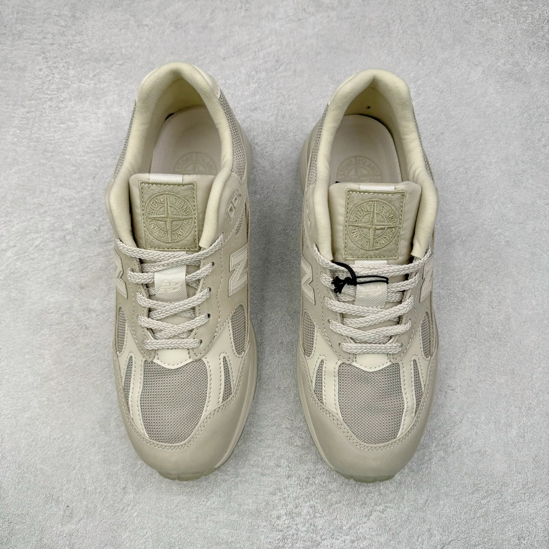 图片[2]-＃总裁 STONE ISLAND x New Balance NB991V2 第一代总统复古慢跑鞋 石头岛联名 米白 U991SE2 正确3M反光细节 原楦原纸版开发 正确6层组合底模精密开发 后跟透明TPU水晶装饰条稳固 沿用了引以为傲的跑鞋手工技艺 采用猪皮绒面并包裹局部透气网面的鞋身设计 菱网鞋舌上刻有New Balance USA 鞋面依旧身着经典的大热之灰 彰显了其高端的品质身份 尺码：36 37 37.5 38 38.5 39 40 40.5 41.5 42 42.5 43 44 45 46.5-选品中心