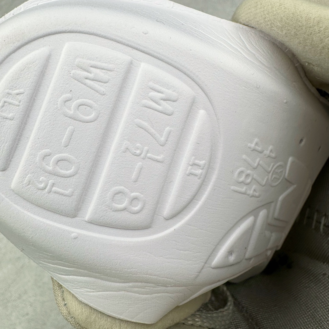 图片[10]-＃总裁 STONE ISLAND x New Balance NB991V2 第一代总统复古慢跑鞋 石头岛联名 米白 U991SE2 正确3M反光细节 原楦原纸版开发 正确6层组合底模精密开发 后跟透明TPU水晶装饰条稳固 沿用了引以为傲的跑鞋手工技艺 采用猪皮绒面并包裹局部透气网面的鞋身设计 菱网鞋舌上刻有New Balance USA 鞋面依旧身着经典的大热之灰 彰显了其高端的品质身份 尺码：36 37 37.5 38 38.5 39 40 40.5 41.5 42 42.5 43 44 45 46.5-选品中心