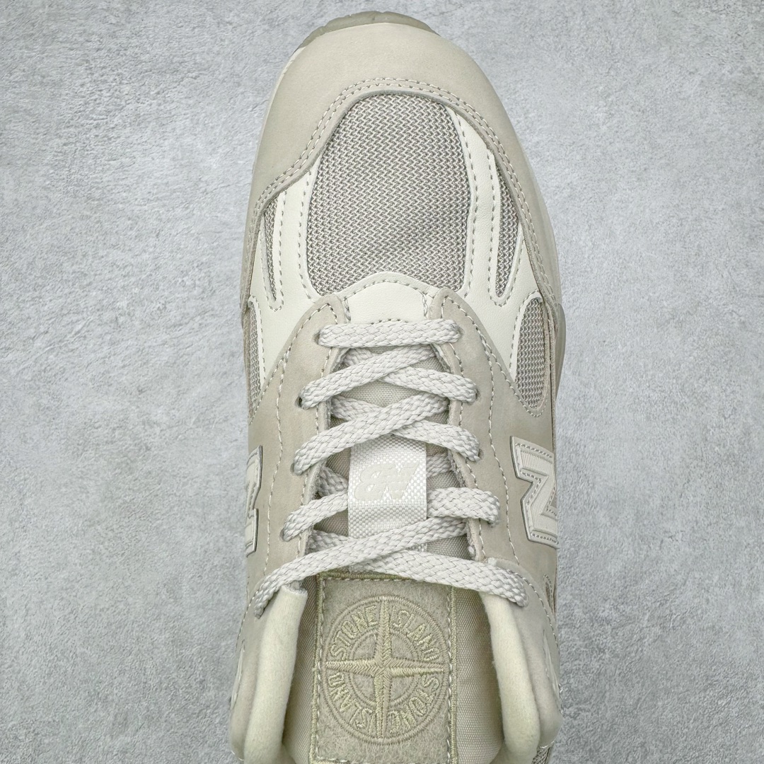 图片[4]-＃总裁 STONE ISLAND x New Balance NB991V2 第一代总统复古慢跑鞋 石头岛联名 米白 U991SE2 正确3M反光细节 原楦原纸版开发 正确6层组合底模精密开发 后跟透明TPU水晶装饰条稳固 沿用了引以为傲的跑鞋手工技艺 采用猪皮绒面并包裹局部透气网面的鞋身设计 菱网鞋舌上刻有New Balance USA 鞋面依旧身着经典的大热之灰 彰显了其高端的品质身份 尺码：36 37 37.5 38 38.5 39 40 40.5 41.5 42 42.5 43 44 45 46.5-选品中心