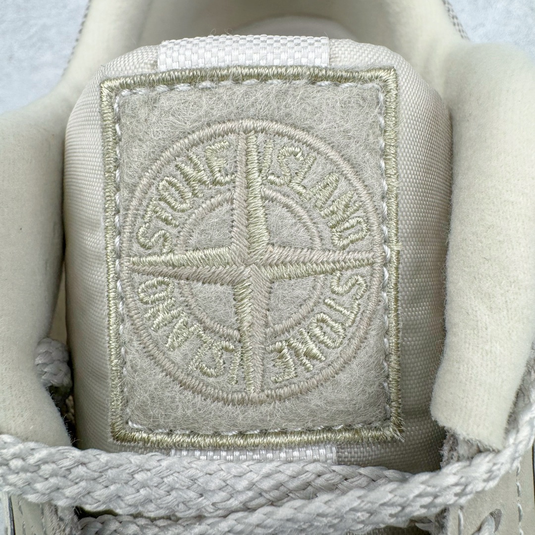图片[17]-＃总裁 STONE ISLAND x New Balance NB991V2 第一代总统复古慢跑鞋 石头岛联名 米白 U991SE2 正确3M反光细节 原楦原纸版开发 正确6层组合底模精密开发 后跟透明TPU水晶装饰条稳固 沿用了引以为傲的跑鞋手工技艺 采用猪皮绒面并包裹局部透气网面的鞋身设计 菱网鞋舌上刻有New Balance USA 鞋面依旧身着经典的大热之灰 彰显了其高端的品质身份 尺码：36 37 37.5 38 38.5 39 40 40.5 41.5 42 42.5 43 44 45 46.5-选品中心