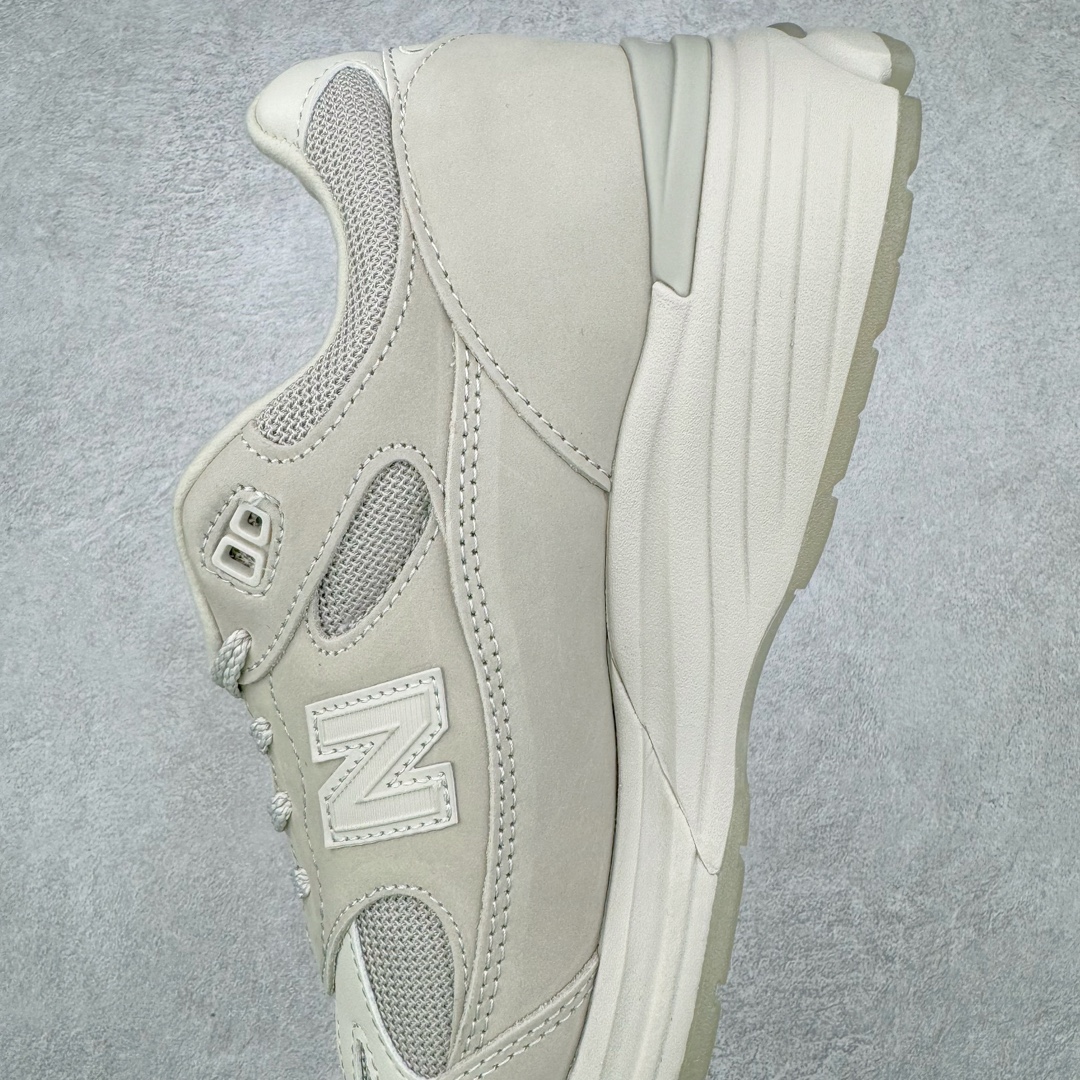图片[7]-＃总裁 STONE ISLAND x New Balance NB991V2 第一代总统复古慢跑鞋 石头岛联名 米白 U991SE2 正确3M反光细节 原楦原纸版开发 正确6层组合底模精密开发 后跟透明TPU水晶装饰条稳固 沿用了引以为傲的跑鞋手工技艺 采用猪皮绒面并包裹局部透气网面的鞋身设计 菱网鞋舌上刻有New Balance USA 鞋面依旧身着经典的大热之灰 彰显了其高端的品质身份 尺码：36 37 37.5 38 38.5 39 40 40.5 41.5 42 42.5 43 44 45 46.5-选品中心