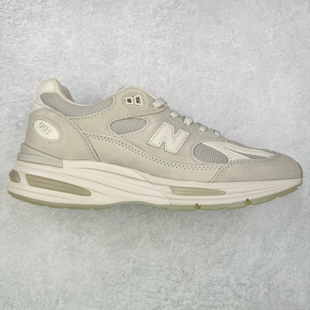 ＃总裁 STONE ISLAND x New Balance NB991V2 第一代总统复古慢跑鞋 石头岛联名 米白 U991SE2 正确3M反光细节 原楦原纸版开发 正确6层组合底模精密开发 后跟透明TPU水晶装饰条稳固 沿用了引以为傲的跑鞋手工技艺 采用猪皮绒面并包裹局部透气网面的鞋身设计 菱网鞋舌上刻有New Balance USA 鞋面依旧身着经典的大热之灰 彰显了其高端的品质身份 尺码：36 37 37.5 38 38.5 39 40 40.5 41.5 42 42.5 43 44 45 46.5-选品中心