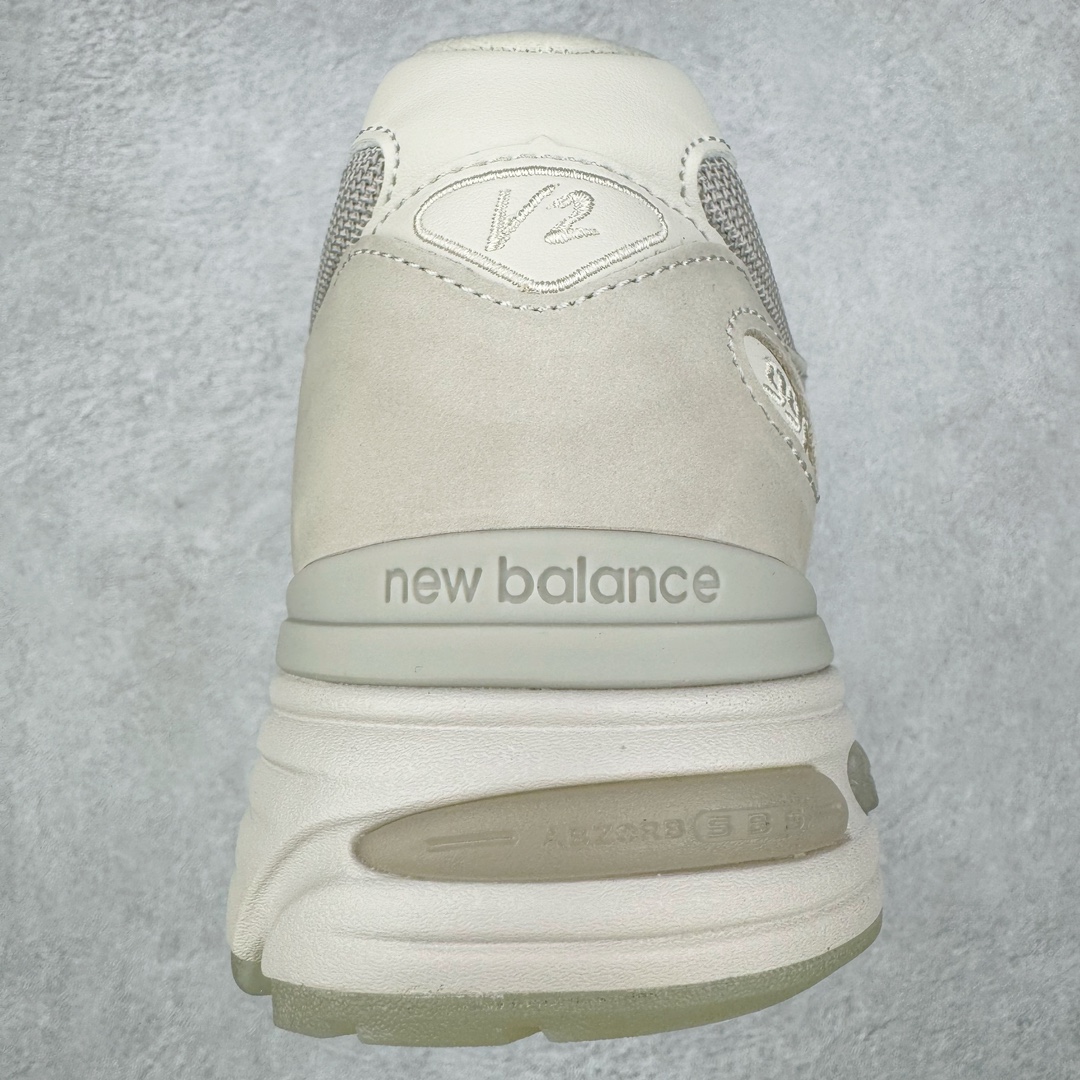 图片[8]-＃总裁 STONE ISLAND x New Balance NB991V2 第一代总统复古慢跑鞋 石头岛联名 米白 U991SE2 正确3M反光细节 原楦原纸版开发 正确6层组合底模精密开发 后跟透明TPU水晶装饰条稳固 沿用了引以为傲的跑鞋手工技艺 采用猪皮绒面并包裹局部透气网面的鞋身设计 菱网鞋舌上刻有New Balance USA 鞋面依旧身着经典的大热之灰 彰显了其高端的品质身份 尺码：36 37 37.5 38 38.5 39 40 40.5 41.5 42 42.5 43 44 45 46.5-选品中心