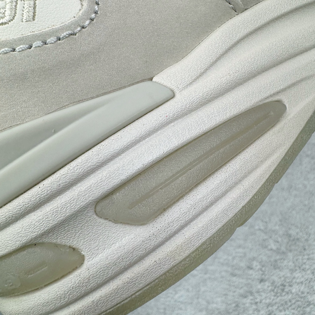 图片[19]-＃总裁 STONE ISLAND x New Balance NB991V2 第一代总统复古慢跑鞋 石头岛联名 米白 U991SE2 正确3M反光细节 原楦原纸版开发 正确6层组合底模精密开发 后跟透明TPU水晶装饰条稳固 沿用了引以为傲的跑鞋手工技艺 采用猪皮绒面并包裹局部透气网面的鞋身设计 菱网鞋舌上刻有New Balance USA 鞋面依旧身着经典的大热之灰 彰显了其高端的品质身份 尺码：36 37 37.5 38 38.5 39 40 40.5 41.5 42 42.5 43 44 45 46.5-选品中心