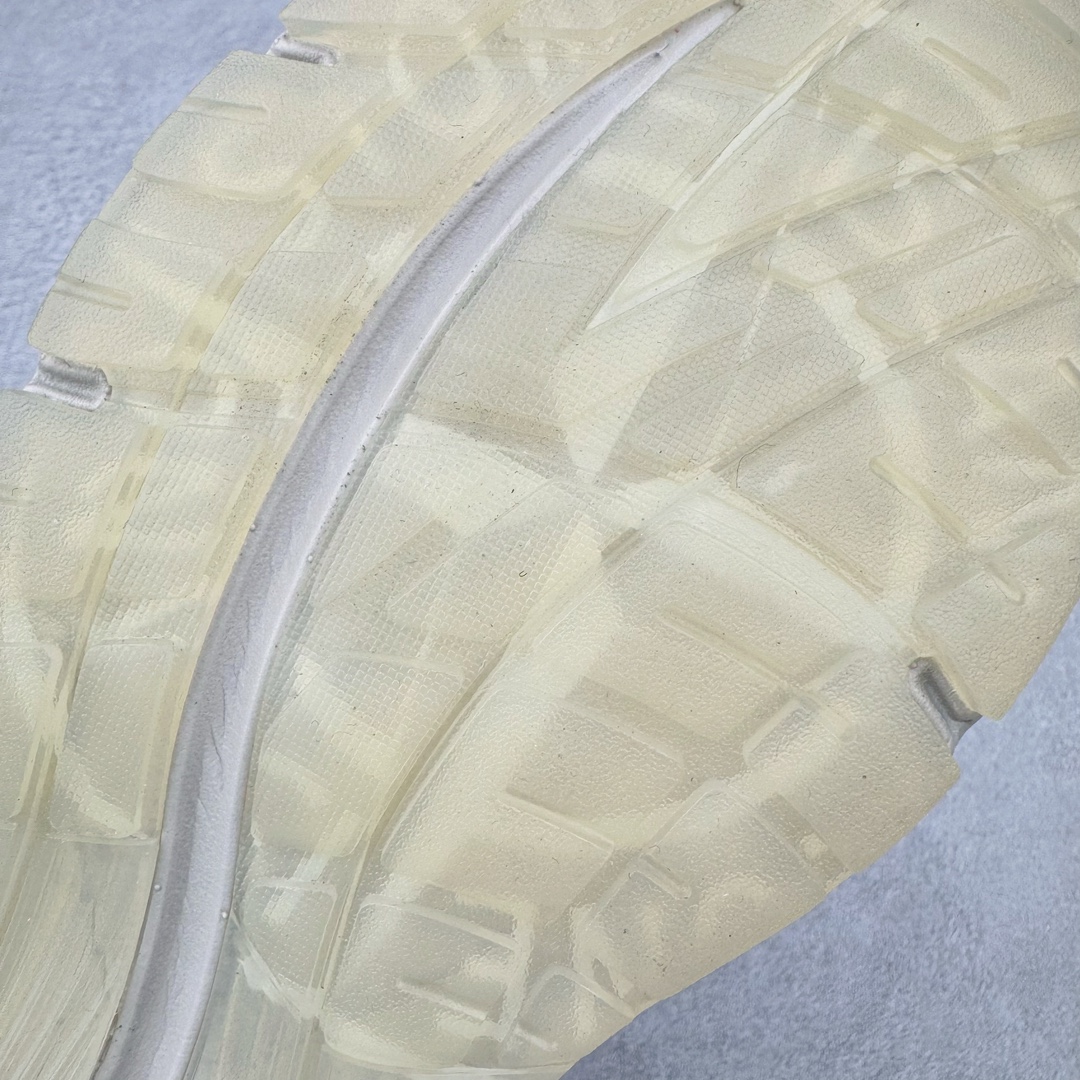 图片[20]-＃总裁 STONE ISLAND x New Balance NB991V2 第一代总统复古慢跑鞋 石头岛联名 米白 U991SE2 正确3M反光细节 原楦原纸版开发 正确6层组合底模精密开发 后跟透明TPU水晶装饰条稳固 沿用了引以为傲的跑鞋手工技艺 采用猪皮绒面并包裹局部透气网面的鞋身设计 菱网鞋舌上刻有New Balance USA 鞋面依旧身着经典的大热之灰 彰显了其高端的品质身份 尺码：36 37 37.5 38 38.5 39 40 40.5 41.5 42 42.5 43 44 45 46.5-选品中心