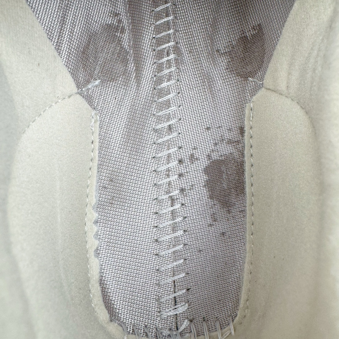 图片[11]-＃总裁 STONE ISLAND x New Balance NB991V2 第一代总统复古慢跑鞋 石头岛联名 米白 U991SE2 正确3M反光细节 原楦原纸版开发 正确6层组合底模精密开发 后跟透明TPU水晶装饰条稳固 沿用了引以为傲的跑鞋手工技艺 采用猪皮绒面并包裹局部透气网面的鞋身设计 菱网鞋舌上刻有New Balance USA 鞋面依旧身着经典的大热之灰 彰显了其高端的品质身份 尺码：36 37 37.5 38 38.5 39 40 40.5 41.5 42 42.5 43 44 45 46.5-选品中心