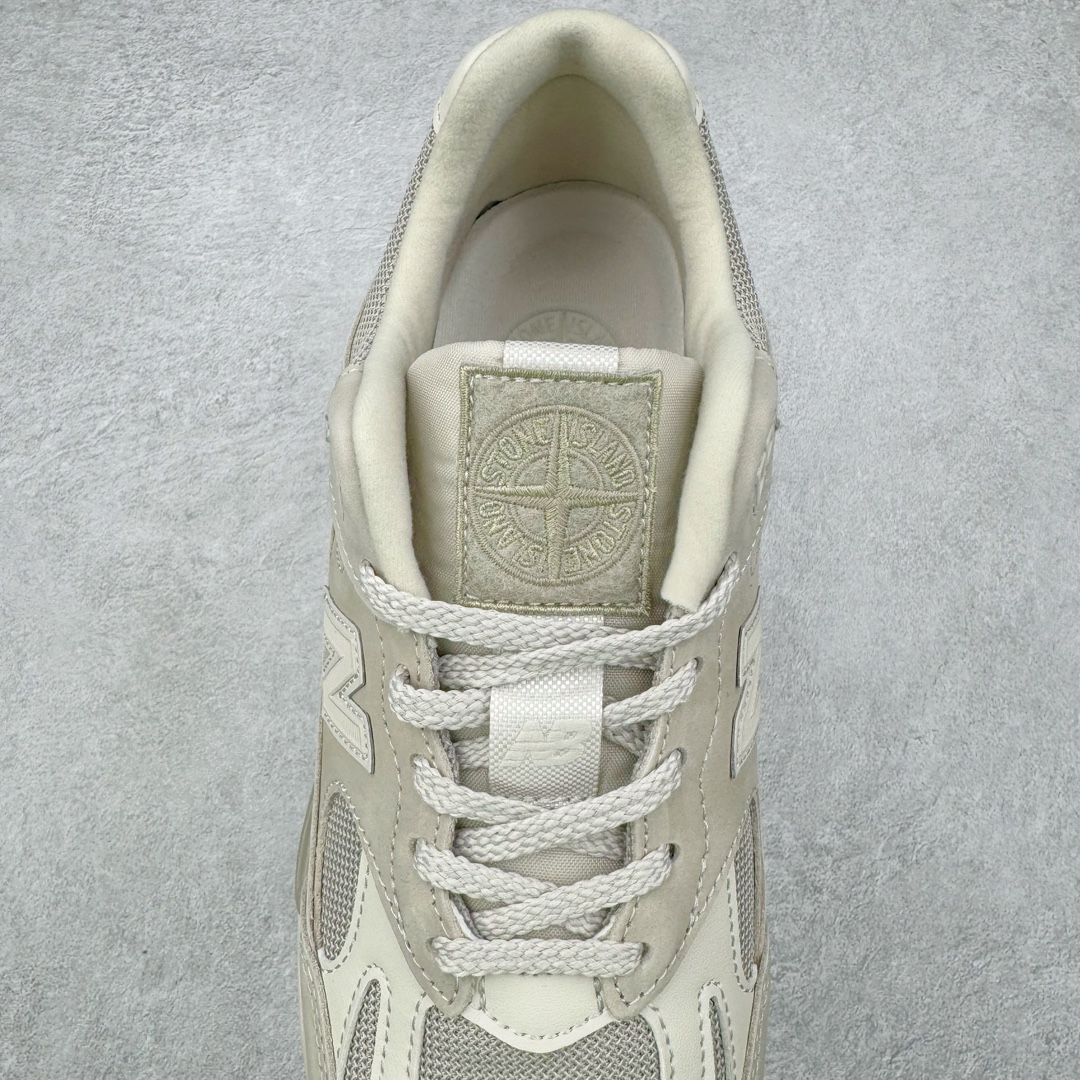 图片[5]-＃总裁 STONE ISLAND x New Balance NB991V2 第一代总统复古慢跑鞋 石头岛联名 米白 U991SE2 正确3M反光细节 原楦原纸版开发 正确6层组合底模精密开发 后跟透明TPU水晶装饰条稳固 沿用了引以为傲的跑鞋手工技艺 采用猪皮绒面并包裹局部透气网面的鞋身设计 菱网鞋舌上刻有New Balance USA 鞋面依旧身着经典的大热之灰 彰显了其高端的品质身份 尺码：36 37 37.5 38 38.5 39 40 40.5 41.5 42 42.5 43 44 45 46.5-选品中心