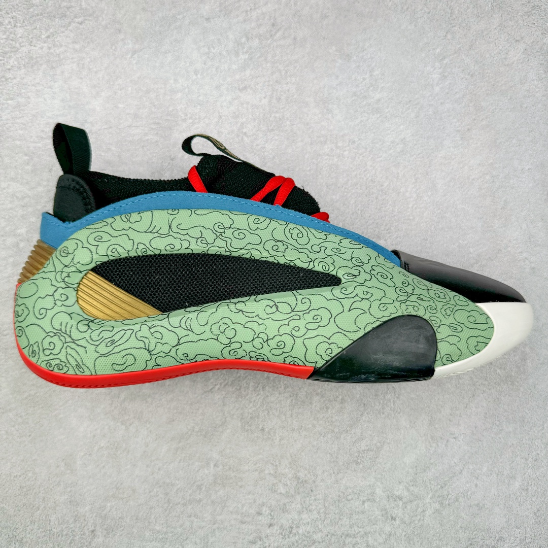 AD Harden Vol. 8 哈登八代签名篮球鞋 IE2693 采用了“袜套式”设计，在十多年前这一设计极为风靡，将帅气和简洁融为一体。现在Harden Vol. 8将袜套鞋领重新拾起，并配合内靴，易穿脱且包裹佳。泪滴形EVA结构骨架提供横向支持和快速移动时的稳定性。全掌JET BOOST科技提供缓震和能量反馈，助你整场保持活力。多向“JH”抓地纹路设计提供优秀抓地力，使球员能够在场上迅速变向、急停或启动，更好地掌控比赛。尺码：40 40.5 41 42 42.5 43 44 44.5 45 46-选品中心