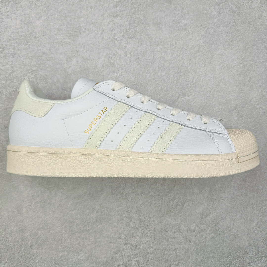 ＃H11纯原福利 AD Originals Superstar 经典复古贝壳头板鞋 IG7575 诞生于1969年 是第一双将全皮面鞋 身与橡胶鞋头结合在一起的低帮篮球鞋 Superstar最开始 是作为高帮篮球鞋Pro Model的低帮版本而出现的 但因为其独特和醒目的橡胶鞋头造型而让大家熟知 被大家形象地称为\\\”shelltoe\\\”贝壳头 在70年代的美国职业篮球场上 接近3/4的NBA球员都将这双Superstar作为场上用鞋 80年代之后 经过不断的改良和发展 Superstar逐渐成为横跨时装、音乐、街头文化、休闲和运动等各大领域的时尚潮鞋 尺码：35.5 36 36.5 37 38 38.5 39 40 40.5 41 42 42.5 43 44 44.5 45-选品中心