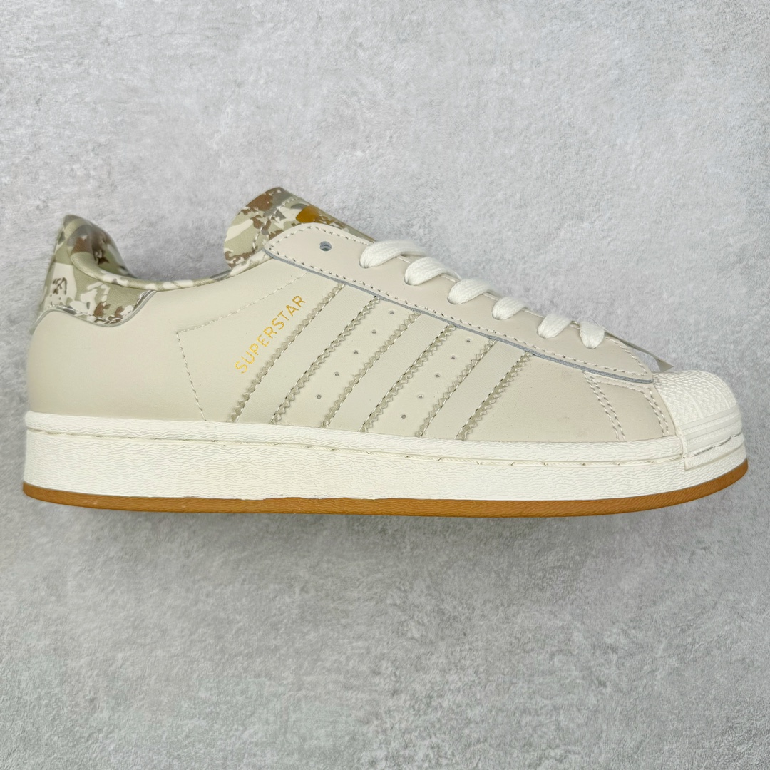＃H11纯原福利 AD Originals Superstar 经典复古贝壳头板鞋 ID4683 诞生于1969年 是第一双将全皮面鞋 身与橡胶鞋头结合在一起的低帮篮球鞋 Superstar最开始 是作为高帮篮球鞋Pro Model的低帮版本而出现的 但因为其独特和醒目的橡胶鞋头造型而让大家熟知 被大家形象地称为\\\”shelltoe\\\”贝壳头 在70年代的美国职业篮球场上 接近3/4的NBA球员都将这双Superstar作为场上用鞋 80年代之后 经过不断的改良和发展 Superstar逐渐成为横跨时装、音乐、街头文化、休闲和运动等各大领域的时尚潮鞋 尺码：35.5 36 36.5 37 38 38.5 39 40 40.5 41 42 42.5 43 44 44.5 45-选品中心
