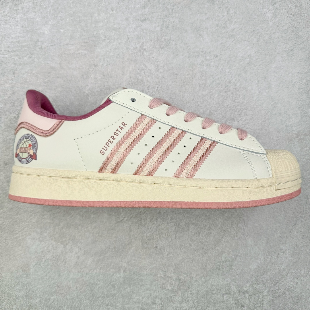 ＃H11纯原福利 AD Originals Superstar 经典复古贝壳头板鞋 IE5528 诞生于1969年 是第一双将全皮面鞋 身与橡胶鞋头结合在一起的低帮篮球鞋 Superstar最开始 是作为高帮篮球鞋Pro Model的低帮版本而出现的 但因为其独特和醒目的橡胶鞋头造型而让大家熟知 被大家形象地称为\\\”shelltoe\\\”贝壳头 在70年代的美国职业篮球场上 接近3/4的NBA球员都将这双Superstar作为场上用鞋 80年代之后 经过不断的改良和发展 Superstar逐渐成为横跨时装、音乐、街头文化、休闲和运动等各大领域的时尚潮鞋 尺码：35.5 36 36.5 37 38 38.5 39 40 40.5 41 42 42.5 43 44 44.5 45-选品中心