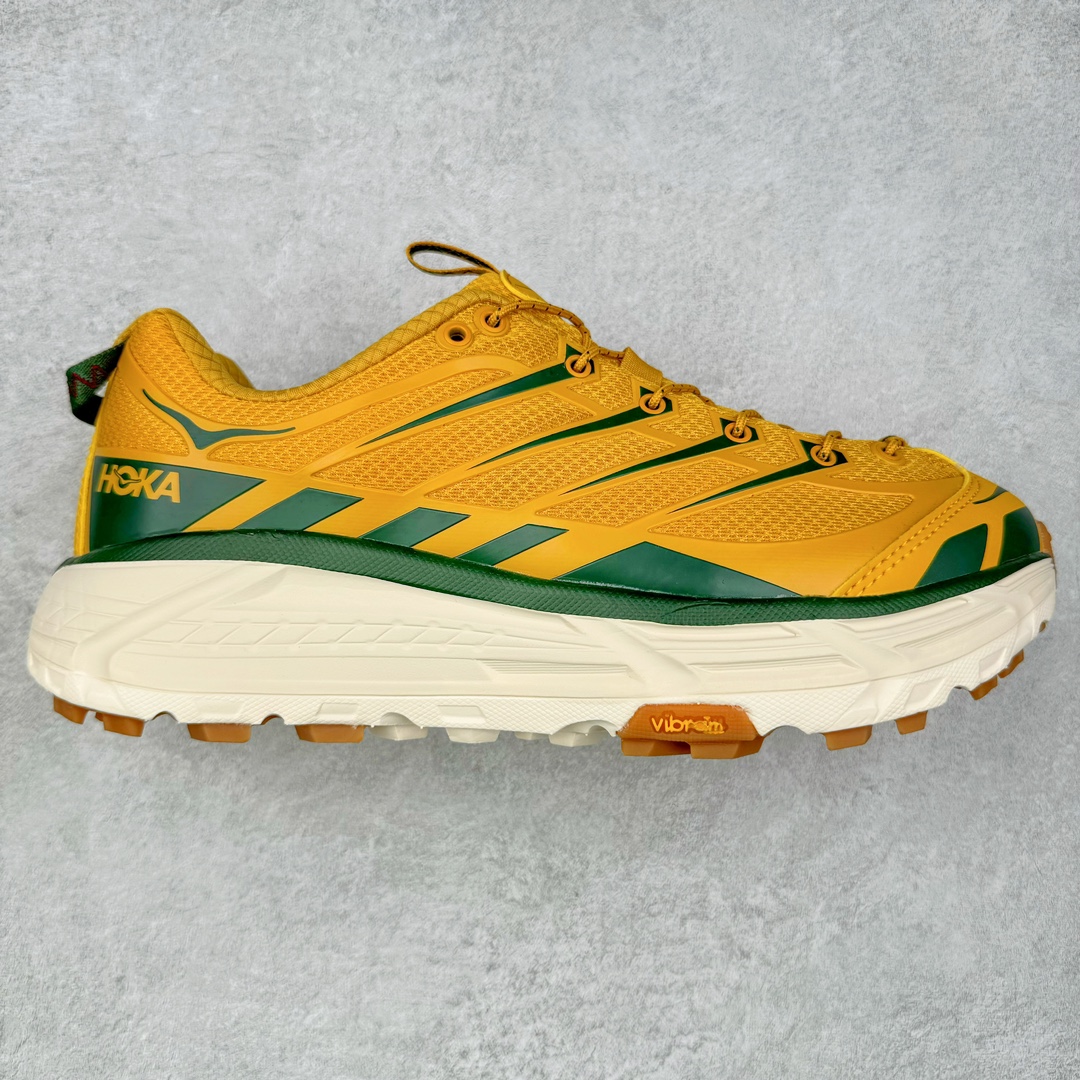 HOKA ONE ONE Mafate Speed 3 Low 玛法特3代系列低帮轻量户外越野休闲运动慢跑鞋 HOKA ONE ONE 最近推出了一个胶囊系列 Origin Story 这个系列里的 Mafate Speed 2 可以说让我日思夜想有一阵子了 最近终于拔草 让我来分享一下这双也是上脚赞到爆的越野跑鞋吧 以阿尔卑斯山脉作为主题将亮黄色与蓝色调覆盖在这经典轮廓之上 配色的呈现效果相当亮眼 以至于很多人买这个配色是用来日常搭配的 鞋面采用超轻的无缝架构 轻薄的TPU贴在透气的鞋面材料上 减轻重量同时也保证了支撑性 鞋底则采用滚动平衡技术 引导跑者回归自然步态 祖传的神奇EVA材质中底依旧是一如既往地表现优秀 能提供充足的缓震 作为HOKA家的越野跑鞋 VIBRAM 橡胶大底也是必不可少的 即便在复杂湿滑的地形 依旧能有良好的抓地力及稳定性 鞋带采用了弹性不易松脱的扁宽弹性鞋带 前掌与中掌部分也进行了加宽 也更加适合亚洲人的脚型 是一款十分全面且足够强悍的户外硬核越野鞋 而这双极其亮眼的越野跑鞋恰好又是在江山一百中参赛的UTMB冠军 Ludovic POMMERET 夺冠时穿着的战靴 这就让它变得更加有吸引力了 用来日常搭配的话短裤是基本不挑 长裤我个人推荐阔腿裤 工装裤以及各种长筒牛仔裤都可以 尺码：36 36.5 37.5 38 38.5 39 40 40.5 41 42 42.5 43 44 44.5 45-选品中心