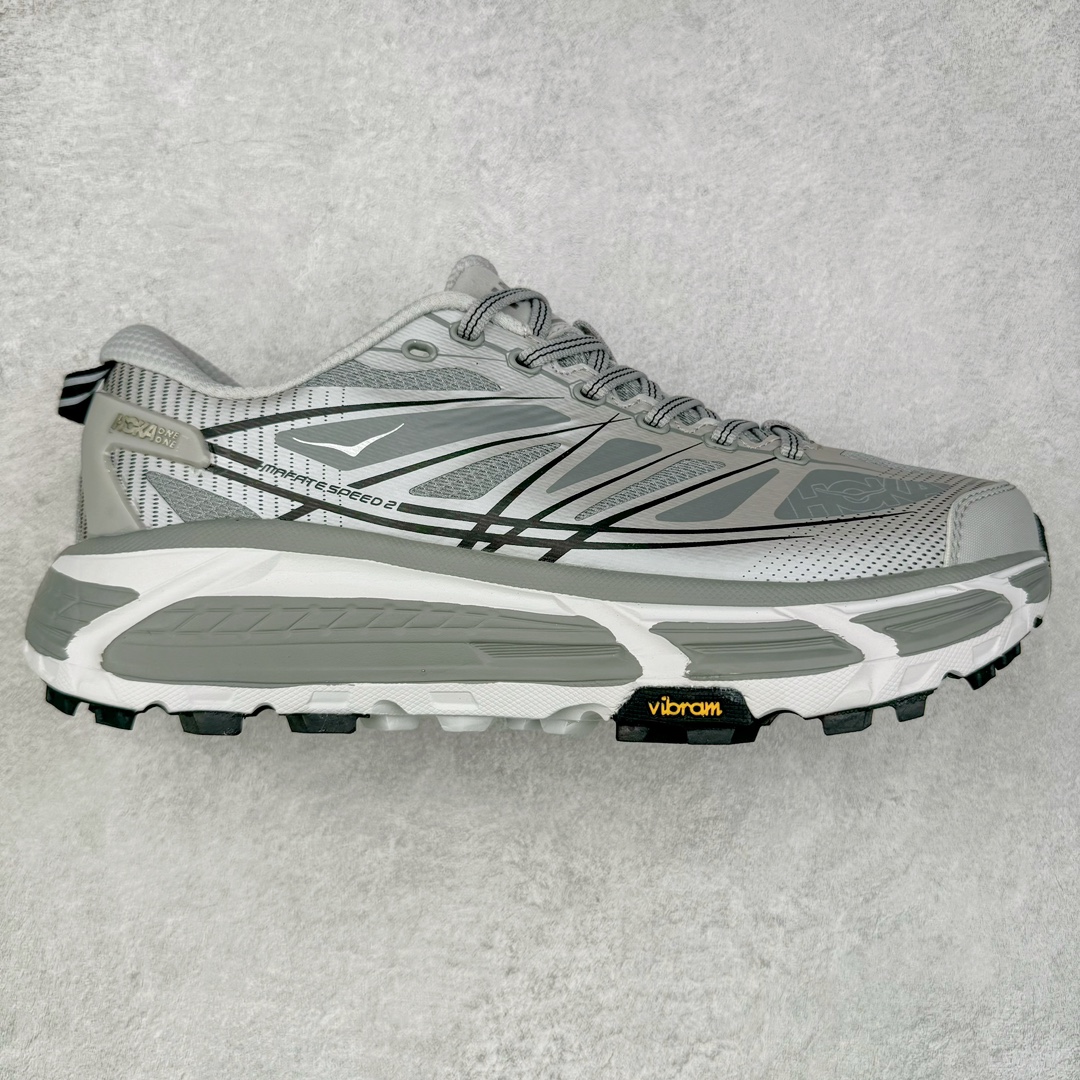 HOKA ONE ONE Mafate Speed 2 Low 玛法特2代系列低帮轻量户外越野休闲运动慢跑鞋 HOKA ONE ONE 最近推出了一个胶囊系列 Origin Story 这个系列里的 Mafate Speed 2 可以说让我日思夜想有一阵子了 最近终于拔草 让我来分享一下这双也是上脚赞到爆的越野跑鞋吧 以阿尔卑斯山脉作为主题将亮黄色与蓝色调覆盖在这经典轮廓之上 配色的呈现效果相当亮眼 以至于很多人买这个配色是用来日常搭配的 鞋面采用超轻的无缝架构 轻薄的TPU贴在透气的鞋面材料上 减轻重量同时也保证了支撑性 鞋底则采用滚动平衡技术 引导跑者回归自然步态 祖传的神奇EVA材质中底依旧是一如既往地表现优秀 能提供充足的缓震 作为HOKA家的越野跑鞋 VIBRAM 橡胶大底也是必不可少的 即便在复杂湿滑的地形 依旧能有良好的抓地力及稳定性 鞋带采用了弹性不易松脱的扁宽弹性鞋带 前掌与中掌部分也进行了加宽 也更加适合亚洲人的脚型 是一款十分全面且足够强悍的户外硬核越野鞋 而这双极其亮眼的越野跑鞋恰好又是在江山一百中参赛的UTMB冠军 Ludovic POMMERET 夺冠时穿着的战靴 这就让它变得更加有吸引力了 用来日常搭配的话短裤是基本不挑 长裤我个人推荐阔腿裤 工装裤以及各种长筒牛仔裤都可以 尺码：36 36.5 37.5 38 38.5 39 40 40.5 41 42 42.5 43 44 44.5 45-选品中心