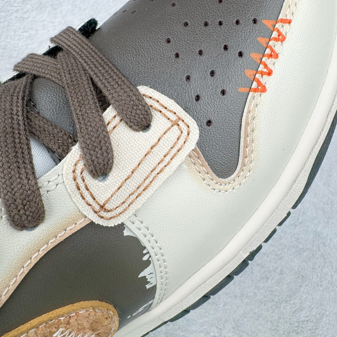 图片[17]-＃YC纯原 NK Dunk Low 拓荒骑士 沙暴 DD1391-100 定制系列天花板 无原鞋不开发 全系列得物原鞋一比一校对开发 配色持续更新中 终端对接 优势输出 全套原厂楦头原纸板数据档案倾力打造 原汁原味莞产 极致还原 圈内最强针车工艺 高端零售指定版 广东原厂配套原盒原标 鞋盒分三个尺码段 原厂冲刀 超高清洁度 全鞋零毛边皮料切割 采用原厂百宏鞋带以及原厂百宏织唛舌标 内标可供原厂几率过验 进口原装条纹中底布 四线拉帮白色点胶 原厂拉帮手法遵循公司 原厂电绣 极致还原 尺码：36 36.5 37.5 38 38.5 39 40 40.5 41 42 42.5 43 44-选品中心