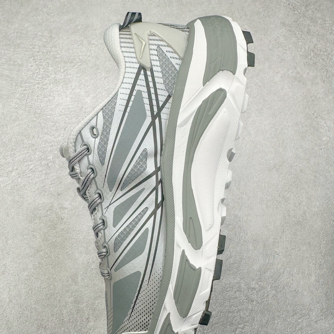 图片[7]-HOKA ONE ONE Mafate Speed 2 Low 玛法特2代系列低帮轻量户外越野休闲运动慢跑鞋 HOKA ONE ONE 最近推出了一个胶囊系列 Origin Story 这个系列里的 Mafate Speed 2 可以说让我日思夜想有一阵子了 最近终于拔草 让我来分享一下这双也是上脚赞到爆的越野跑鞋吧 以阿尔卑斯山脉作为主题将亮黄色与蓝色调覆盖在这经典轮廓之上 配色的呈现效果相当亮眼 以至于很多人买这个配色是用来日常搭配的 鞋面采用超轻的无缝架构 轻薄的TPU贴在透气的鞋面材料上 减轻重量同时也保证了支撑性 鞋底则采用滚动平衡技术 引导跑者回归自然步态 祖传的神奇EVA材质中底依旧是一如既往地表现优秀 能提供充足的缓震 作为HOKA家的越野跑鞋 VIBRAM 橡胶大底也是必不可少的 即便在复杂湿滑的地形 依旧能有良好的抓地力及稳定性 鞋带采用了弹性不易松脱的扁宽弹性鞋带 前掌与中掌部分也进行了加宽 也更加适合亚洲人的脚型 是一款十分全面且足够强悍的户外硬核越野鞋 而这双极其亮眼的越野跑鞋恰好又是在江山一百中参赛的UTMB冠军 Ludovic POMMERET 夺冠时穿着的战靴 这就让它变得更加有吸引力了 用来日常搭配的话短裤是基本不挑 长裤我个人推荐阔腿裤 工装裤以及各种长筒牛仔裤都可以 尺码：36 36.5 37.5 38 38.5 39 40 40.5 41 42 42.5 43 44 44.5 45-选品中心