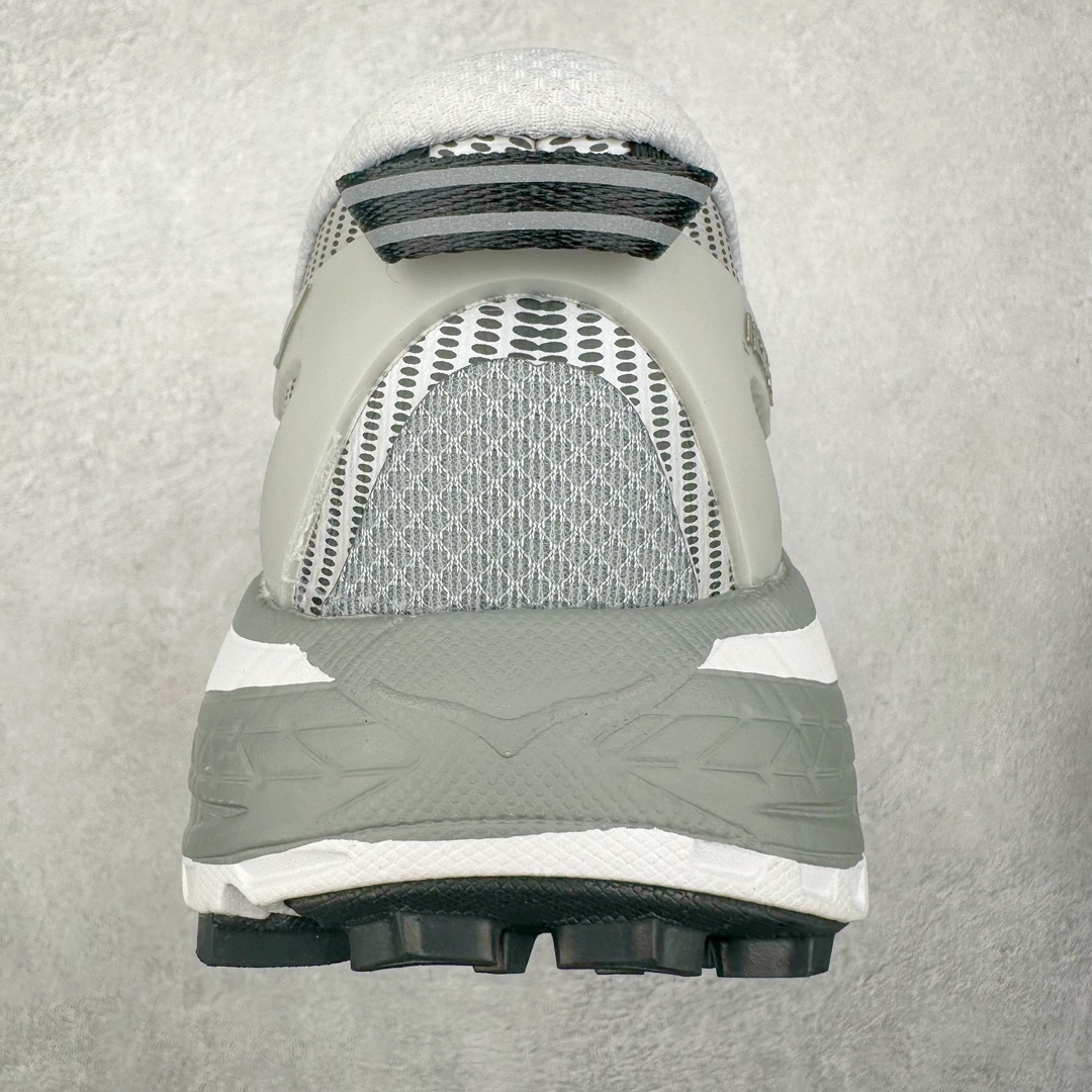 图片[8]-HOKA ONE ONE Mafate Speed 2 Low 玛法特2代系列低帮轻量户外越野休闲运动慢跑鞋 HOKA ONE ONE 最近推出了一个胶囊系列 Origin Story 这个系列里的 Mafate Speed 2 可以说让我日思夜想有一阵子了 最近终于拔草 让我来分享一下这双也是上脚赞到爆的越野跑鞋吧 以阿尔卑斯山脉作为主题将亮黄色与蓝色调覆盖在这经典轮廓之上 配色的呈现效果相当亮眼 以至于很多人买这个配色是用来日常搭配的 鞋面采用超轻的无缝架构 轻薄的TPU贴在透气的鞋面材料上 减轻重量同时也保证了支撑性 鞋底则采用滚动平衡技术 引导跑者回归自然步态 祖传的神奇EVA材质中底依旧是一如既往地表现优秀 能提供充足的缓震 作为HOKA家的越野跑鞋 VIBRAM 橡胶大底也是必不可少的 即便在复杂湿滑的地形 依旧能有良好的抓地力及稳定性 鞋带采用了弹性不易松脱的扁宽弹性鞋带 前掌与中掌部分也进行了加宽 也更加适合亚洲人的脚型 是一款十分全面且足够强悍的户外硬核越野鞋 而这双极其亮眼的越野跑鞋恰好又是在江山一百中参赛的UTMB冠军 Ludovic POMMERET 夺冠时穿着的战靴 这就让它变得更加有吸引力了 用来日常搭配的话短裤是基本不挑 长裤我个人推荐阔腿裤 工装裤以及各种长筒牛仔裤都可以 尺码：36 36.5 37.5 38 38.5 39 40 40.5 41 42 42.5 43 44 44.5 45-选品中心