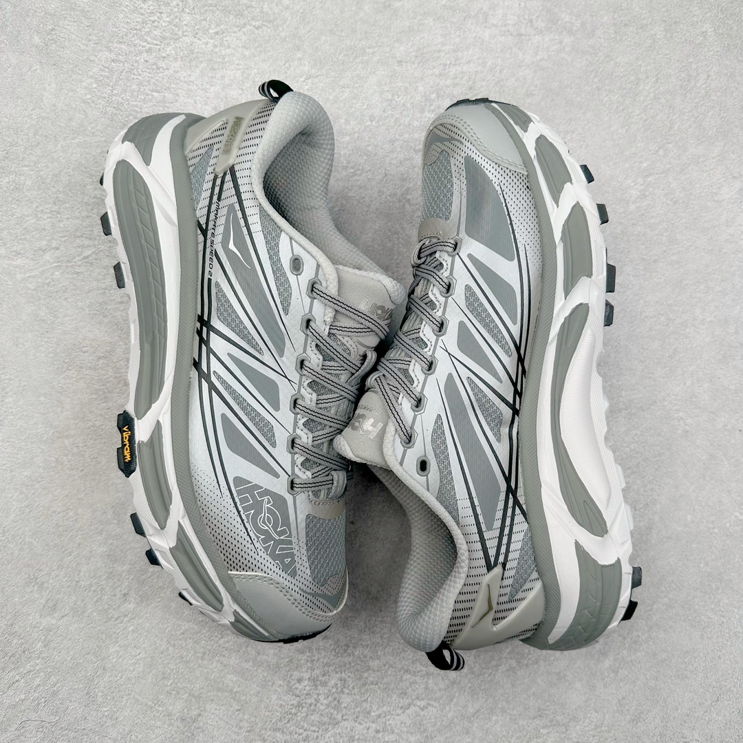 图片[3]-HOKA ONE ONE Mafate Speed 2 Low 玛法特2代系列低帮轻量户外越野休闲运动慢跑鞋 HOKA ONE ONE 最近推出了一个胶囊系列 Origin Story 这个系列里的 Mafate Speed 2 可以说让我日思夜想有一阵子了 最近终于拔草 让我来分享一下这双也是上脚赞到爆的越野跑鞋吧 以阿尔卑斯山脉作为主题将亮黄色与蓝色调覆盖在这经典轮廓之上 配色的呈现效果相当亮眼 以至于很多人买这个配色是用来日常搭配的 鞋面采用超轻的无缝架构 轻薄的TPU贴在透气的鞋面材料上 减轻重量同时也保证了支撑性 鞋底则采用滚动平衡技术 引导跑者回归自然步态 祖传的神奇EVA材质中底依旧是一如既往地表现优秀 能提供充足的缓震 作为HOKA家的越野跑鞋 VIBRAM 橡胶大底也是必不可少的 即便在复杂湿滑的地形 依旧能有良好的抓地力及稳定性 鞋带采用了弹性不易松脱的扁宽弹性鞋带 前掌与中掌部分也进行了加宽 也更加适合亚洲人的脚型 是一款十分全面且足够强悍的户外硬核越野鞋 而这双极其亮眼的越野跑鞋恰好又是在江山一百中参赛的UTMB冠军 Ludovic POMMERET 夺冠时穿着的战靴 这就让它变得更加有吸引力了 用来日常搭配的话短裤是基本不挑 长裤我个人推荐阔腿裤 工装裤以及各种长筒牛仔裤都可以 尺码：36 36.5 37.5 38 38.5 39 40 40.5 41 42 42.5 43 44 44.5 45-选品中心