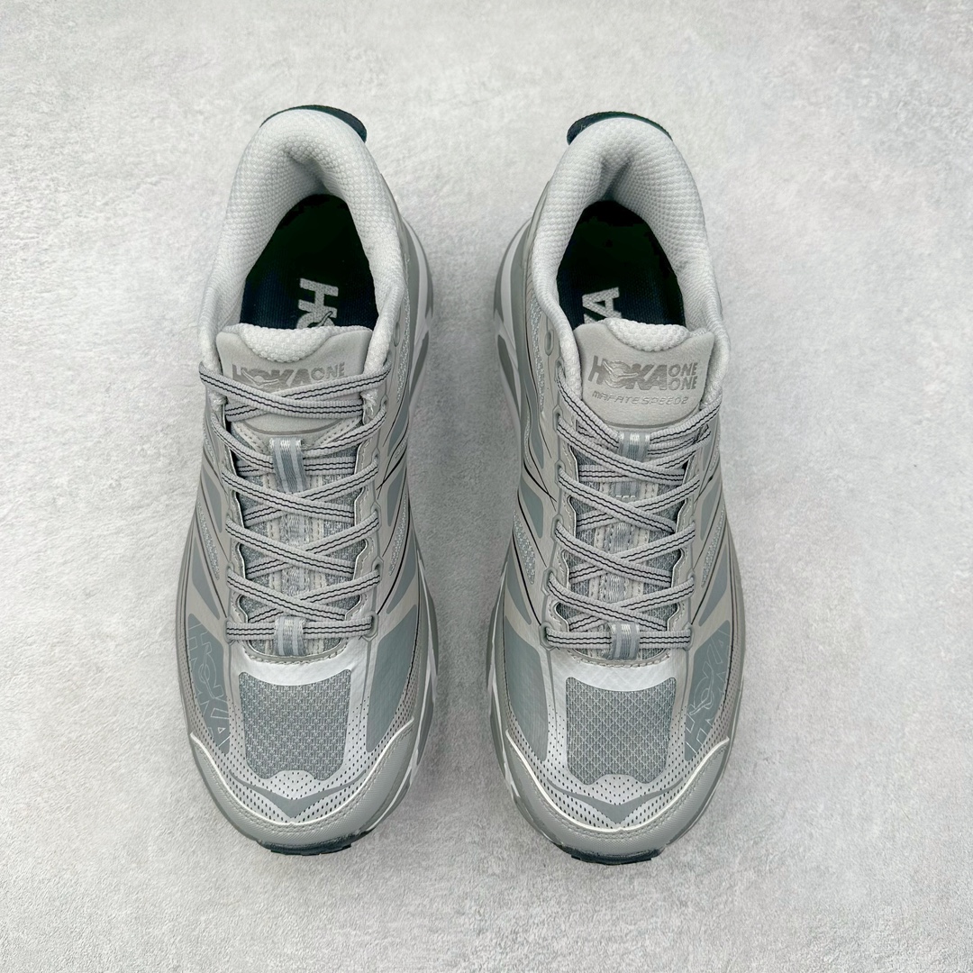 图片[2]-HOKA ONE ONE Mafate Speed 2 Low 玛法特2代系列低帮轻量户外越野休闲运动慢跑鞋 HOKA ONE ONE 最近推出了一个胶囊系列 Origin Story 这个系列里的 Mafate Speed 2 可以说让我日思夜想有一阵子了 最近终于拔草 让我来分享一下这双也是上脚赞到爆的越野跑鞋吧 以阿尔卑斯山脉作为主题将亮黄色与蓝色调覆盖在这经典轮廓之上 配色的呈现效果相当亮眼 以至于很多人买这个配色是用来日常搭配的 鞋面采用超轻的无缝架构 轻薄的TPU贴在透气的鞋面材料上 减轻重量同时也保证了支撑性 鞋底则采用滚动平衡技术 引导跑者回归自然步态 祖传的神奇EVA材质中底依旧是一如既往地表现优秀 能提供充足的缓震 作为HOKA家的越野跑鞋 VIBRAM 橡胶大底也是必不可少的 即便在复杂湿滑的地形 依旧能有良好的抓地力及稳定性 鞋带采用了弹性不易松脱的扁宽弹性鞋带 前掌与中掌部分也进行了加宽 也更加适合亚洲人的脚型 是一款十分全面且足够强悍的户外硬核越野鞋 而这双极其亮眼的越野跑鞋恰好又是在江山一百中参赛的UTMB冠军 Ludovic POMMERET 夺冠时穿着的战靴 这就让它变得更加有吸引力了 用来日常搭配的话短裤是基本不挑 长裤我个人推荐阔腿裤 工装裤以及各种长筒牛仔裤都可以 尺码：36 36.5 37.5 38 38.5 39 40 40.5 41 42 42.5 43 44 44.5 45-选品中心