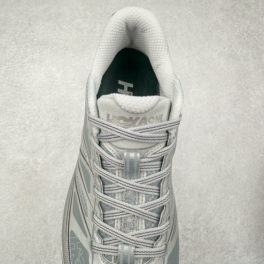 图片[5]-HOKA ONE ONE Mafate Speed 2 Low 玛法特2代系列低帮轻量户外越野休闲运动慢跑鞋 HOKA ONE ONE 最近推出了一个胶囊系列 Origin Story 这个系列里的 Mafate Speed 2 可以说让我日思夜想有一阵子了 最近终于拔草 让我来分享一下这双也是上脚赞到爆的越野跑鞋吧 以阿尔卑斯山脉作为主题将亮黄色与蓝色调覆盖在这经典轮廓之上 配色的呈现效果相当亮眼 以至于很多人买这个配色是用来日常搭配的 鞋面采用超轻的无缝架构 轻薄的TPU贴在透气的鞋面材料上 减轻重量同时也保证了支撑性 鞋底则采用滚动平衡技术 引导跑者回归自然步态 祖传的神奇EVA材质中底依旧是一如既往地表现优秀 能提供充足的缓震 作为HOKA家的越野跑鞋 VIBRAM 橡胶大底也是必不可少的 即便在复杂湿滑的地形 依旧能有良好的抓地力及稳定性 鞋带采用了弹性不易松脱的扁宽弹性鞋带 前掌与中掌部分也进行了加宽 也更加适合亚洲人的脚型 是一款十分全面且足够强悍的户外硬核越野鞋 而这双极其亮眼的越野跑鞋恰好又是在江山一百中参赛的UTMB冠军 Ludovic POMMERET 夺冠时穿着的战靴 这就让它变得更加有吸引力了 用来日常搭配的话短裤是基本不挑 长裤我个人推荐阔腿裤 工装裤以及各种长筒牛仔裤都可以 尺码：36 36.5 37.5 38 38.5 39 40 40.5 41 42 42.5 43 44 44.5 45-选品中心