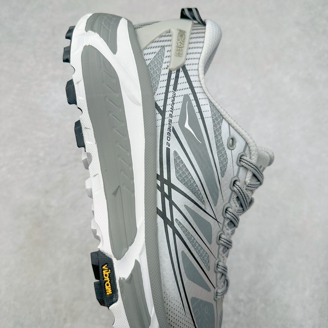 图片[6]-HOKA ONE ONE Mafate Speed 2 Low 玛法特2代系列低帮轻量户外越野休闲运动慢跑鞋 HOKA ONE ONE 最近推出了一个胶囊系列 Origin Story 这个系列里的 Mafate Speed 2 可以说让我日思夜想有一阵子了 最近终于拔草 让我来分享一下这双也是上脚赞到爆的越野跑鞋吧 以阿尔卑斯山脉作为主题将亮黄色与蓝色调覆盖在这经典轮廓之上 配色的呈现效果相当亮眼 以至于很多人买这个配色是用来日常搭配的 鞋面采用超轻的无缝架构 轻薄的TPU贴在透气的鞋面材料上 减轻重量同时也保证了支撑性 鞋底则采用滚动平衡技术 引导跑者回归自然步态 祖传的神奇EVA材质中底依旧是一如既往地表现优秀 能提供充足的缓震 作为HOKA家的越野跑鞋 VIBRAM 橡胶大底也是必不可少的 即便在复杂湿滑的地形 依旧能有良好的抓地力及稳定性 鞋带采用了弹性不易松脱的扁宽弹性鞋带 前掌与中掌部分也进行了加宽 也更加适合亚洲人的脚型 是一款十分全面且足够强悍的户外硬核越野鞋 而这双极其亮眼的越野跑鞋恰好又是在江山一百中参赛的UTMB冠军 Ludovic POMMERET 夺冠时穿着的战靴 这就让它变得更加有吸引力了 用来日常搭配的话短裤是基本不挑 长裤我个人推荐阔腿裤 工装裤以及各种长筒牛仔裤都可以 尺码：36 36.5 37.5 38 38.5 39 40 40.5 41 42 42.5 43 44 44.5 45-选品中心