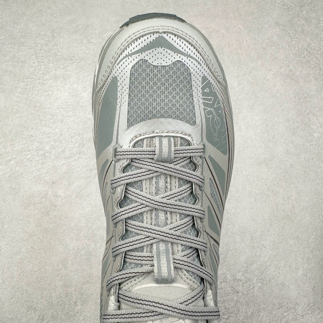 图片[4]-HOKA ONE ONE Mafate Speed 2 Low 玛法特2代系列低帮轻量户外越野休闲运动慢跑鞋 HOKA ONE ONE 最近推出了一个胶囊系列 Origin Story 这个系列里的 Mafate Speed 2 可以说让我日思夜想有一阵子了 最近终于拔草 让我来分享一下这双也是上脚赞到爆的越野跑鞋吧 以阿尔卑斯山脉作为主题将亮黄色与蓝色调覆盖在这经典轮廓之上 配色的呈现效果相当亮眼 以至于很多人买这个配色是用来日常搭配的 鞋面采用超轻的无缝架构 轻薄的TPU贴在透气的鞋面材料上 减轻重量同时也保证了支撑性 鞋底则采用滚动平衡技术 引导跑者回归自然步态 祖传的神奇EVA材质中底依旧是一如既往地表现优秀 能提供充足的缓震 作为HOKA家的越野跑鞋 VIBRAM 橡胶大底也是必不可少的 即便在复杂湿滑的地形 依旧能有良好的抓地力及稳定性 鞋带采用了弹性不易松脱的扁宽弹性鞋带 前掌与中掌部分也进行了加宽 也更加适合亚洲人的脚型 是一款十分全面且足够强悍的户外硬核越野鞋 而这双极其亮眼的越野跑鞋恰好又是在江山一百中参赛的UTMB冠军 Ludovic POMMERET 夺冠时穿着的战靴 这就让它变得更加有吸引力了 用来日常搭配的话短裤是基本不挑 长裤我个人推荐阔腿裤 工装裤以及各种长筒牛仔裤都可以 尺码：36 36.5 37.5 38 38.5 39 40 40.5 41 42 42.5 43 44 44.5 45-选品中心