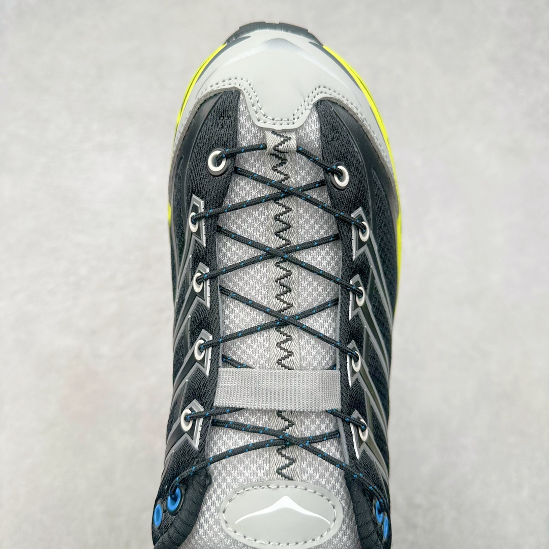 图片[4]-HOKA ONE ONE Mafate Speed 3 Low 玛法特3代系列低帮轻量户外越野休闲运动慢跑鞋 HOKA ONE ONE 最近推出了一个胶囊系列 Origin Story 这个系列里的 Mafate Speed 2 可以说让我日思夜想有一阵子了 最近终于拔草 让我来分享一下这双也是上脚赞到爆的越野跑鞋吧 以阿尔卑斯山脉作为主题将亮黄色与蓝色调覆盖在这经典轮廓之上 配色的呈现效果相当亮眼 以至于很多人买这个配色是用来日常搭配的 鞋面采用超轻的无缝架构 轻薄的TPU贴在透气的鞋面材料上 减轻重量同时也保证了支撑性 鞋底则采用滚动平衡技术 引导跑者回归自然步态 祖传的神奇EVA材质中底依旧是一如既往地表现优秀 能提供充足的缓震 作为HOKA家的越野跑鞋 VIBRAM 橡胶大底也是必不可少的 即便在复杂湿滑的地形 依旧能有良好的抓地力及稳定性 鞋带采用了弹性不易松脱的扁宽弹性鞋带 前掌与中掌部分也进行了加宽 也更加适合亚洲人的脚型 是一款十分全面且足够强悍的户外硬核越野鞋 而这双极其亮眼的越野跑鞋恰好又是在江山一百中参赛的UTMB冠军 Ludovic POMMERET 夺冠时穿着的战靴 这就让它变得更加有吸引力了 用来日常搭配的话短裤是基本不挑 长裤我个人推荐阔腿裤 工装裤以及各种长筒牛仔裤都可以 尺码：36 36.5 37.5 38 38.5 39 40 40.5 41 42 42.5 43 44 44.5 45-选品中心