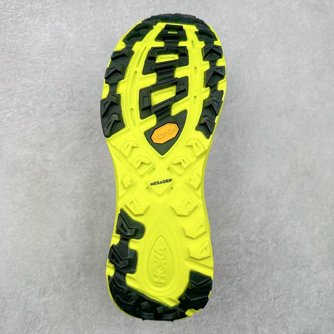 图片[9]-HOKA ONE ONE Mafate Speed 3 Low 玛法特3代系列低帮轻量户外越野休闲运动慢跑鞋 HOKA ONE ONE 最近推出了一个胶囊系列 Origin Story 这个系列里的 Mafate Speed 2 可以说让我日思夜想有一阵子了 最近终于拔草 让我来分享一下这双也是上脚赞到爆的越野跑鞋吧 以阿尔卑斯山脉作为主题将亮黄色与蓝色调覆盖在这经典轮廓之上 配色的呈现效果相当亮眼 以至于很多人买这个配色是用来日常搭配的 鞋面采用超轻的无缝架构 轻薄的TPU贴在透气的鞋面材料上 减轻重量同时也保证了支撑性 鞋底则采用滚动平衡技术 引导跑者回归自然步态 祖传的神奇EVA材质中底依旧是一如既往地表现优秀 能提供充足的缓震 作为HOKA家的越野跑鞋 VIBRAM 橡胶大底也是必不可少的 即便在复杂湿滑的地形 依旧能有良好的抓地力及稳定性 鞋带采用了弹性不易松脱的扁宽弹性鞋带 前掌与中掌部分也进行了加宽 也更加适合亚洲人的脚型 是一款十分全面且足够强悍的户外硬核越野鞋 而这双极其亮眼的越野跑鞋恰好又是在江山一百中参赛的UTMB冠军 Ludovic POMMERET 夺冠时穿着的战靴 这就让它变得更加有吸引力了 用来日常搭配的话短裤是基本不挑 长裤我个人推荐阔腿裤 工装裤以及各种长筒牛仔裤都可以 尺码：36 36.5 37.5 38 38.5 39 40 40.5 41 42 42.5 43 44 44.5 45-选品中心