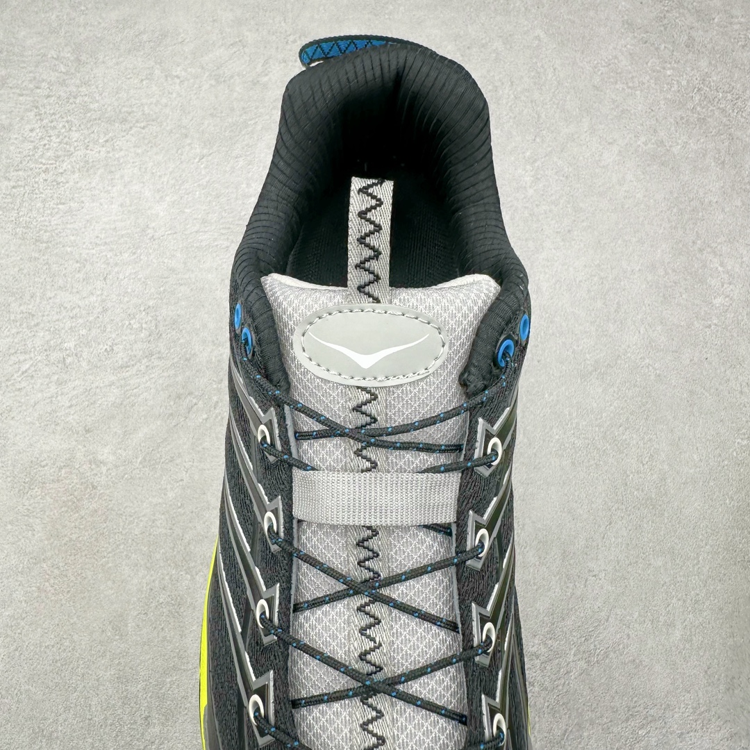 图片[5]-HOKA ONE ONE Mafate Speed 3 Low 玛法特3代系列低帮轻量户外越野休闲运动慢跑鞋 HOKA ONE ONE 最近推出了一个胶囊系列 Origin Story 这个系列里的 Mafate Speed 2 可以说让我日思夜想有一阵子了 最近终于拔草 让我来分享一下这双也是上脚赞到爆的越野跑鞋吧 以阿尔卑斯山脉作为主题将亮黄色与蓝色调覆盖在这经典轮廓之上 配色的呈现效果相当亮眼 以至于很多人买这个配色是用来日常搭配的 鞋面采用超轻的无缝架构 轻薄的TPU贴在透气的鞋面材料上 减轻重量同时也保证了支撑性 鞋底则采用滚动平衡技术 引导跑者回归自然步态 祖传的神奇EVA材质中底依旧是一如既往地表现优秀 能提供充足的缓震 作为HOKA家的越野跑鞋 VIBRAM 橡胶大底也是必不可少的 即便在复杂湿滑的地形 依旧能有良好的抓地力及稳定性 鞋带采用了弹性不易松脱的扁宽弹性鞋带 前掌与中掌部分也进行了加宽 也更加适合亚洲人的脚型 是一款十分全面且足够强悍的户外硬核越野鞋 而这双极其亮眼的越野跑鞋恰好又是在江山一百中参赛的UTMB冠军 Ludovic POMMERET 夺冠时穿着的战靴 这就让它变得更加有吸引力了 用来日常搭配的话短裤是基本不挑 长裤我个人推荐阔腿裤 工装裤以及各种长筒牛仔裤都可以 尺码：36 36.5 37.5 38 38.5 39 40 40.5 41 42 42.5 43 44 44.5 45-选品中心