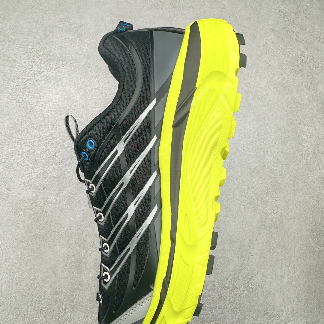 图片[7]-HOKA ONE ONE Mafate Speed 3 Low 玛法特3代系列低帮轻量户外越野休闲运动慢跑鞋 HOKA ONE ONE 最近推出了一个胶囊系列 Origin Story 这个系列里的 Mafate Speed 2 可以说让我日思夜想有一阵子了 最近终于拔草 让我来分享一下这双也是上脚赞到爆的越野跑鞋吧 以阿尔卑斯山脉作为主题将亮黄色与蓝色调覆盖在这经典轮廓之上 配色的呈现效果相当亮眼 以至于很多人买这个配色是用来日常搭配的 鞋面采用超轻的无缝架构 轻薄的TPU贴在透气的鞋面材料上 减轻重量同时也保证了支撑性 鞋底则采用滚动平衡技术 引导跑者回归自然步态 祖传的神奇EVA材质中底依旧是一如既往地表现优秀 能提供充足的缓震 作为HOKA家的越野跑鞋 VIBRAM 橡胶大底也是必不可少的 即便在复杂湿滑的地形 依旧能有良好的抓地力及稳定性 鞋带采用了弹性不易松脱的扁宽弹性鞋带 前掌与中掌部分也进行了加宽 也更加适合亚洲人的脚型 是一款十分全面且足够强悍的户外硬核越野鞋 而这双极其亮眼的越野跑鞋恰好又是在江山一百中参赛的UTMB冠军 Ludovic POMMERET 夺冠时穿着的战靴 这就让它变得更加有吸引力了 用来日常搭配的话短裤是基本不挑 长裤我个人推荐阔腿裤 工装裤以及各种长筒牛仔裤都可以 尺码：36 36.5 37.5 38 38.5 39 40 40.5 41 42 42.5 43 44 44.5 45-选品中心