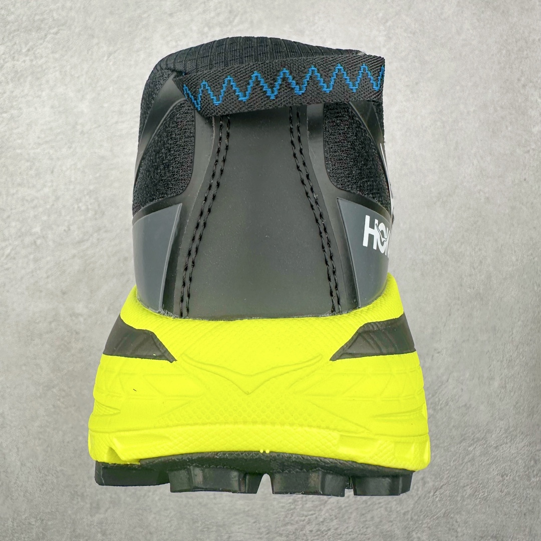 图片[8]-HOKA ONE ONE Mafate Speed 3 Low 玛法特3代系列低帮轻量户外越野休闲运动慢跑鞋 HOKA ONE ONE 最近推出了一个胶囊系列 Origin Story 这个系列里的 Mafate Speed 2 可以说让我日思夜想有一阵子了 最近终于拔草 让我来分享一下这双也是上脚赞到爆的越野跑鞋吧 以阿尔卑斯山脉作为主题将亮黄色与蓝色调覆盖在这经典轮廓之上 配色的呈现效果相当亮眼 以至于很多人买这个配色是用来日常搭配的 鞋面采用超轻的无缝架构 轻薄的TPU贴在透气的鞋面材料上 减轻重量同时也保证了支撑性 鞋底则采用滚动平衡技术 引导跑者回归自然步态 祖传的神奇EVA材质中底依旧是一如既往地表现优秀 能提供充足的缓震 作为HOKA家的越野跑鞋 VIBRAM 橡胶大底也是必不可少的 即便在复杂湿滑的地形 依旧能有良好的抓地力及稳定性 鞋带采用了弹性不易松脱的扁宽弹性鞋带 前掌与中掌部分也进行了加宽 也更加适合亚洲人的脚型 是一款十分全面且足够强悍的户外硬核越野鞋 而这双极其亮眼的越野跑鞋恰好又是在江山一百中参赛的UTMB冠军 Ludovic POMMERET 夺冠时穿着的战靴 这就让它变得更加有吸引力了 用来日常搭配的话短裤是基本不挑 长裤我个人推荐阔腿裤 工装裤以及各种长筒牛仔裤都可以 尺码：36 36.5 37.5 38 38.5 39 40 40.5 41 42 42.5 43 44 44.5 45-选品中心