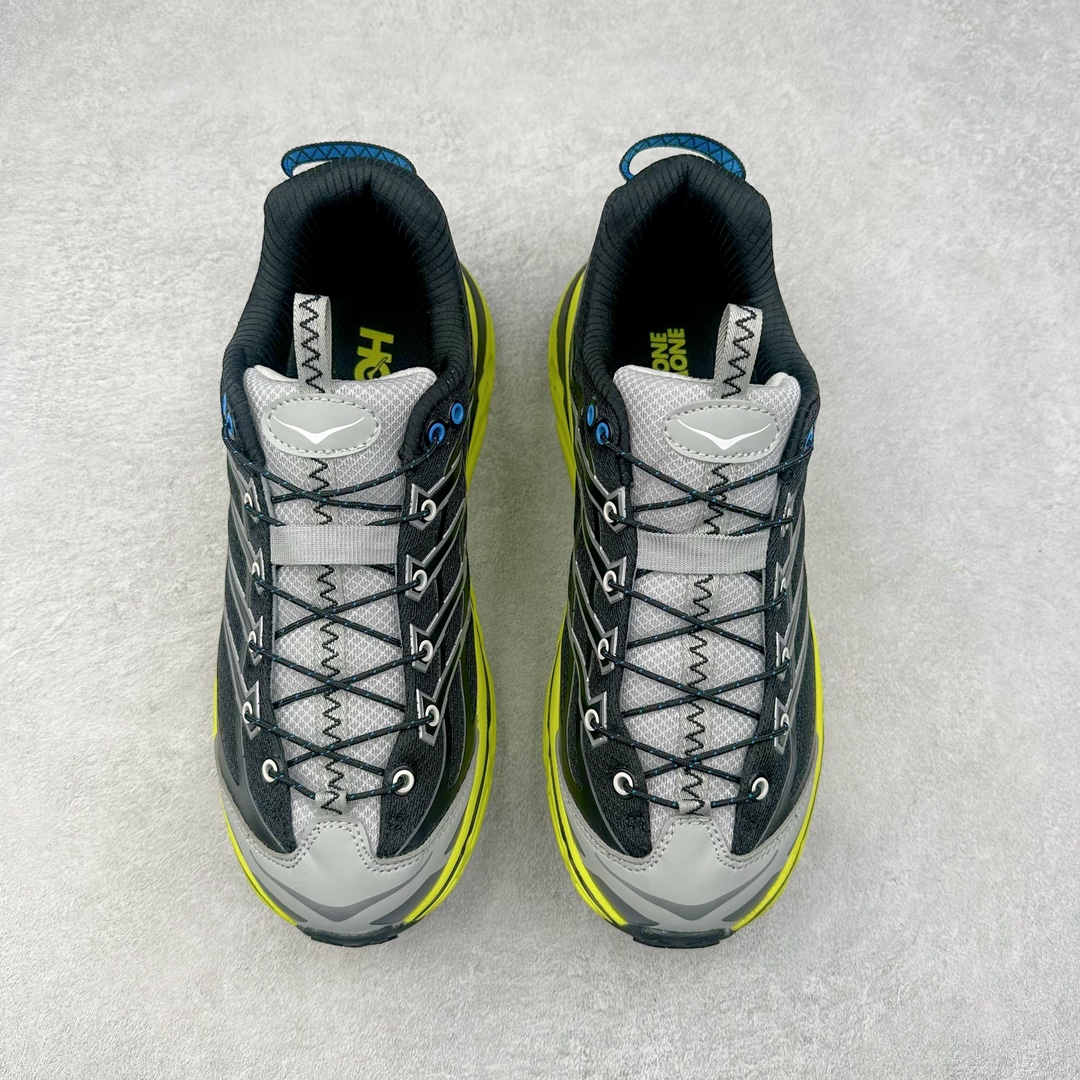图片[2]-HOKA ONE ONE Mafate Speed 3 Low 玛法特3代系列低帮轻量户外越野休闲运动慢跑鞋 HOKA ONE ONE 最近推出了一个胶囊系列 Origin Story 这个系列里的 Mafate Speed 2 可以说让我日思夜想有一阵子了 最近终于拔草 让我来分享一下这双也是上脚赞到爆的越野跑鞋吧 以阿尔卑斯山脉作为主题将亮黄色与蓝色调覆盖在这经典轮廓之上 配色的呈现效果相当亮眼 以至于很多人买这个配色是用来日常搭配的 鞋面采用超轻的无缝架构 轻薄的TPU贴在透气的鞋面材料上 减轻重量同时也保证了支撑性 鞋底则采用滚动平衡技术 引导跑者回归自然步态 祖传的神奇EVA材质中底依旧是一如既往地表现优秀 能提供充足的缓震 作为HOKA家的越野跑鞋 VIBRAM 橡胶大底也是必不可少的 即便在复杂湿滑的地形 依旧能有良好的抓地力及稳定性 鞋带采用了弹性不易松脱的扁宽弹性鞋带 前掌与中掌部分也进行了加宽 也更加适合亚洲人的脚型 是一款十分全面且足够强悍的户外硬核越野鞋 而这双极其亮眼的越野跑鞋恰好又是在江山一百中参赛的UTMB冠军 Ludovic POMMERET 夺冠时穿着的战靴 这就让它变得更加有吸引力了 用来日常搭配的话短裤是基本不挑 长裤我个人推荐阔腿裤 工装裤以及各种长筒牛仔裤都可以 尺码：36 36.5 37.5 38 38.5 39 40 40.5 41 42 42.5 43 44 44.5 45-选品中心