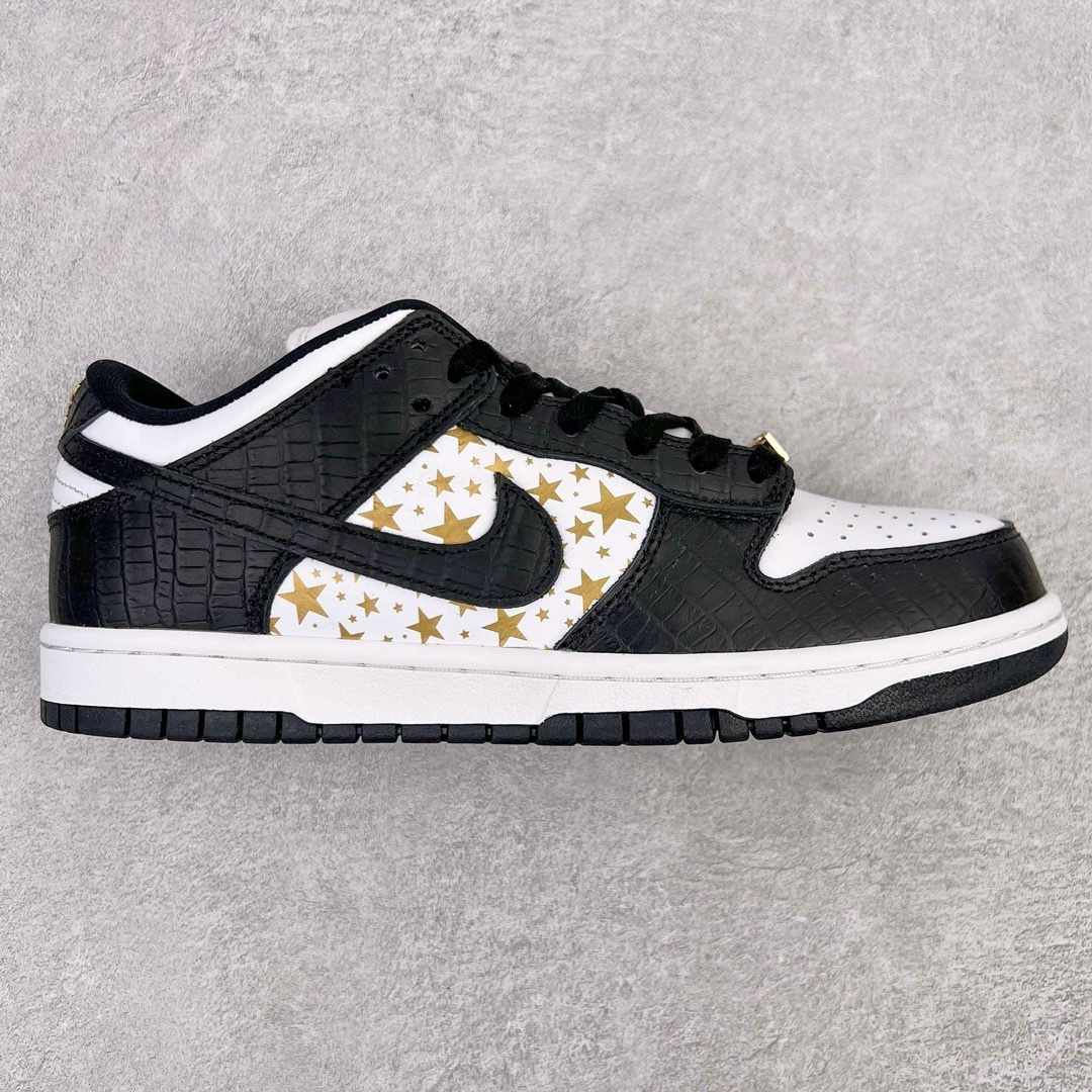 ＃OG纯原特价 Supreme x NK SB Dunk Low 联名白金黑 DH3228-102 圈内最强 零售首选 独家原厂航空铝磨具打磨大底 鞋头坡度极致还原 原盒原配 圈内天花板工艺 原厂冲刀 超高清洁度 全鞋零毛边皮料切割 全套原楦原模倾力打造完美版型 采用原厂百宏鞋带以及原厂百宏织唛舌标 内标可供原厂几率过验 原厂中底布黄色点胶 原厂中底布拉帮走线遵循公司‼️尺码：36 36.5 37.5 38 38.5 39 40 40.5 41 42 42.5 43 44 45 46 47.5-选品中心