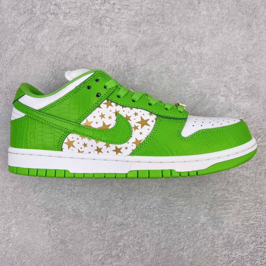 ＃OG纯原特价 Supreme x NK SB Dunk Low 联名白金绿 DH3228-101 圈内最强 零售首选 独家原厂航空铝磨具打磨大底 鞋头坡度极致还原 原盒原配 圈内天花板工艺 原厂冲刀 超高清洁度 全鞋零毛边皮料切割 全套原楦原模倾力打造完美版型 采用原厂百宏鞋带以及原厂百宏织唛舌标 内标可供原厂几率过验 原厂中底布黄色点胶 原厂中底布拉帮走线遵循公司‼️尺码：36 36.5 37.5 38 38.5 39 40 40.5 41 42 42.5 43 44 45 46 47.5-选品中心