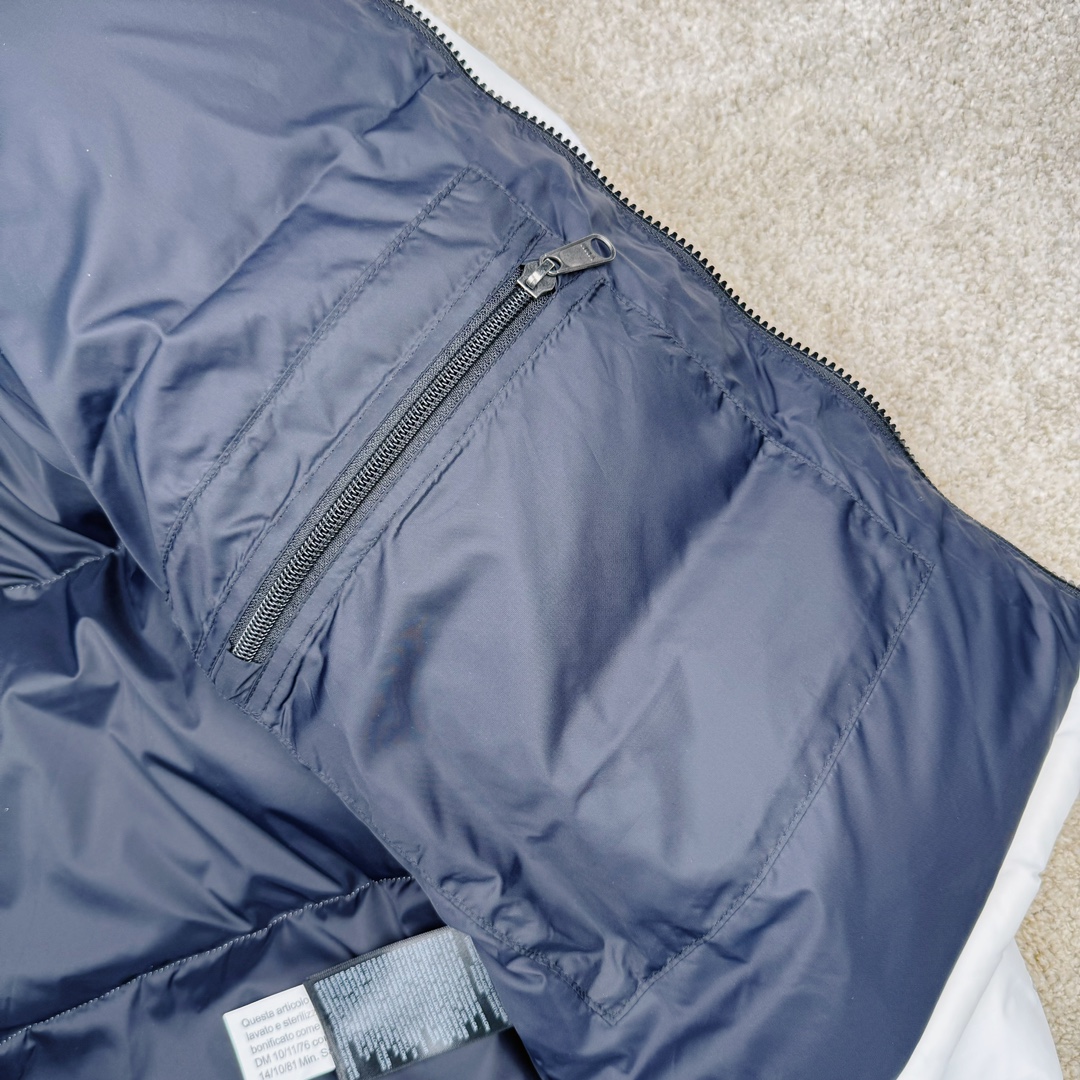 图片[11]-＃TZD TheNorthFace 1996 Nuptse 4NCH 北面拼色户外经典潮牌羽绒服 美国原厂原版数据开版 比例协调、宽松、保暖、时尚 真正原厂内部数据 最大可穿至230斤左右【非市面为节约成本而缩小版型】建议对比尺码表参数 全新进口百灵达绣花机定制万针电绣 采用进口7号针 进口绣线 保证每字饱满、立体、清晰 可称最贵绣标 采用国标90白鸭绒填充 保暖性能更出色 轻便不厚重 压缩后的蓬松度恢复性好 原厂定制40D格子四级防水布料 独家采用原版一致单层布料做法【非市面通货内加胆布】采用单层布料考验了布料及羽绒必须要达标 防止跑绒 并保证手感及膨松度 内里采用尼龙nylon双重双层封禁设计 不会出现任何跑绒现象 内置抽拉绳扣的可调节下摆 可防风防寒 拉链采用吉田YKK原厂定制 刻字清晰 质感完美顺滑 建议比较可供过毒验货 辅料及扣子均采用原版一样铜芯弹簧【非市面铁芯弹簧】可对比了解更多细节 只做市场最高版本 袖口六角扣标志着同步原版一样的六角扣 真正做到和原版一摸一样 不诋毁 不浮夸 真实且不需要太多文案 因为专注 所以专业！ 尺码：XS S M L XL XXL-选品中心