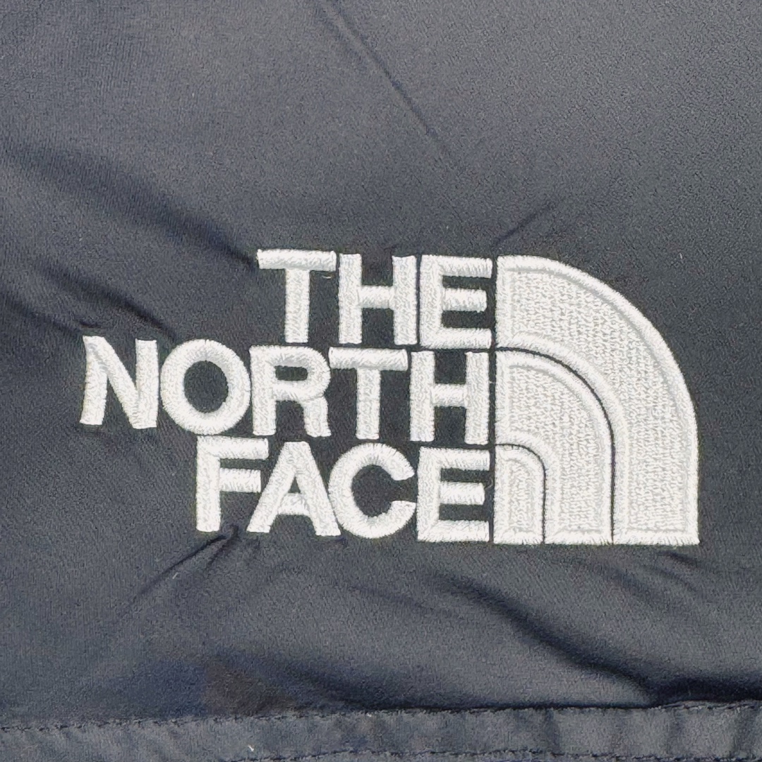 图片[22]-＃TZD TheNorthFace 1996 Nuptse 4NCH 北面拼色户外经典潮牌羽绒服 美国原厂原版数据开版 比例协调、宽松、保暖、时尚 真正原厂内部数据 最大可穿至230斤左右【非市面为节约成本而缩小版型】建议对比尺码表参数 全新进口百灵达绣花机定制万针电绣 采用进口7号针 进口绣线 保证每字饱满、立体、清晰 可称最贵绣标 采用国标90白鸭绒填充 保暖性能更出色 轻便不厚重 压缩后的蓬松度恢复性好 原厂定制40D格子四级防水布料 独家采用原版一致单层布料做法【非市面通货内加胆布】采用单层布料考验了布料及羽绒必须要达标 防止跑绒 并保证手感及膨松度 内里采用尼龙nylon双重双层封禁设计 不会出现任何跑绒现象 内置抽拉绳扣的可调节下摆 可防风防寒 拉链采用吉田YKK原厂定制 刻字清晰 质感完美顺滑 建议比较可供过毒验货 辅料及扣子均采用原版一样铜芯弹簧【非市面铁芯弹簧】可对比了解更多细节 只做市场最高版本 袖口六角扣标志着同步原版一样的六角扣 真正做到和原版一摸一样 不诋毁 不浮夸 真实且不需要太多文案 因为专注 所以专业！ 尺码：XS S M L XL XXL-选品中心