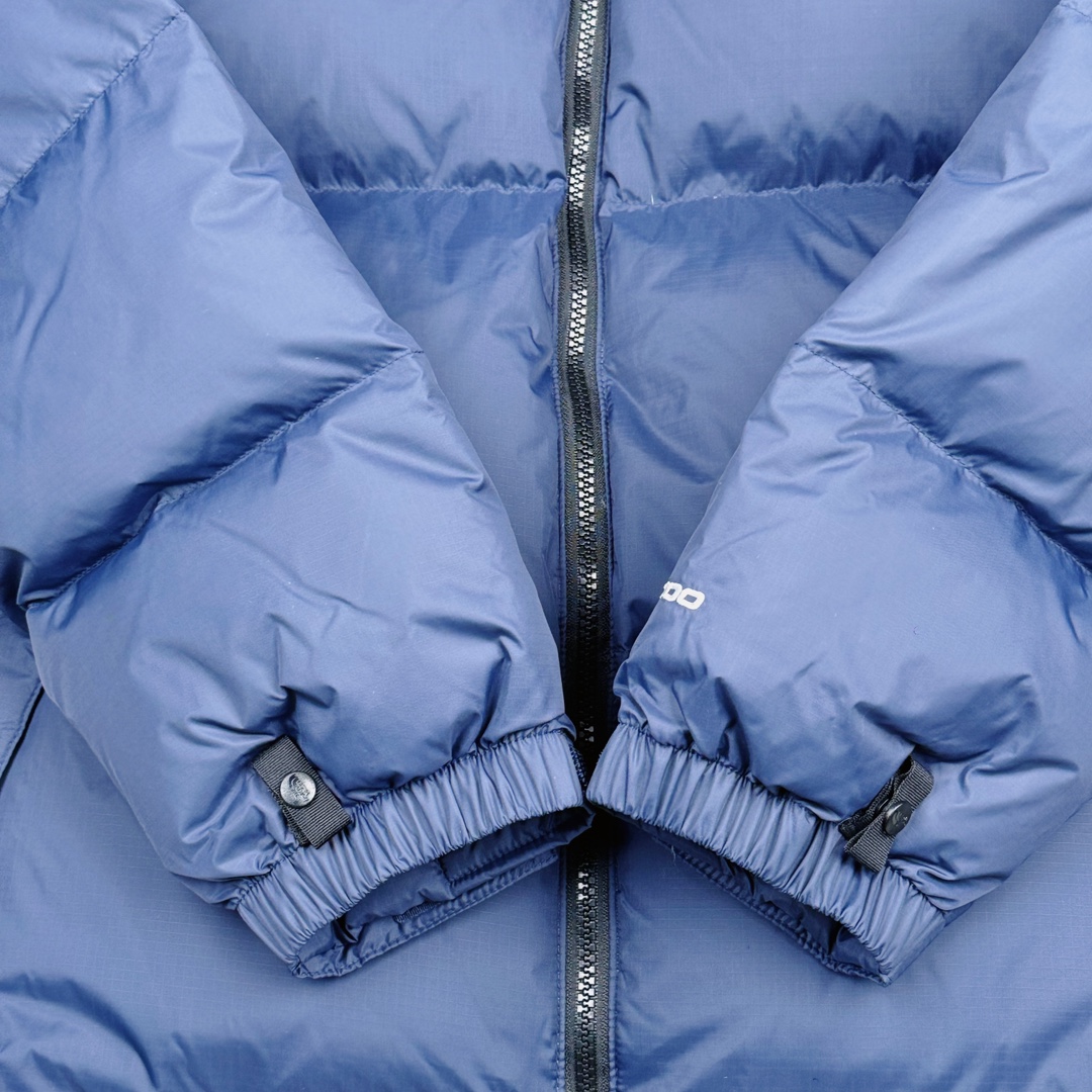 图片[10]-＃TZD TheNorthFace 1996 Nuptse 4NCH 北面拼色户外经典潮牌羽绒服 美国原厂原版数据开版 比例协调、宽松、保暖、时尚 真正原厂内部数据 最大可穿至230斤左右【非市面为节约成本而缩小版型】建议对比尺码表参数 全新进口百灵达绣花机定制万针电绣 采用进口7号针 进口绣线 保证每字饱满、立体、清晰 可称最贵绣标 采用国标90白鸭绒填充 保暖性能更出色 轻便不厚重 压缩后的蓬松度恢复性好 原厂定制40D格子四级防水布料 独家采用原版一致单层布料做法【非市面通货内加胆布】采用单层布料考验了布料及羽绒必须要达标 防止跑绒 并保证手感及膨松度 内里采用尼龙nylon双重双层封禁设计 不会出现任何跑绒现象 内置抽拉绳扣的可调节下摆 可防风防寒 拉链采用吉田YKK原厂定制 刻字清晰 质感完美顺滑 建议比较可供过毒验货 辅料及扣子均采用原版一样铜芯弹簧【非市面铁芯弹簧】可对比了解更多细节 只做市场最高版本 袖口六角扣标志着同步原版一样的六角扣 真正做到和原版一摸一样 不诋毁 不浮夸 真实且不需要太多文案 因为专注 所以专业！ 尺码：XS S M L XL XXL-选品中心