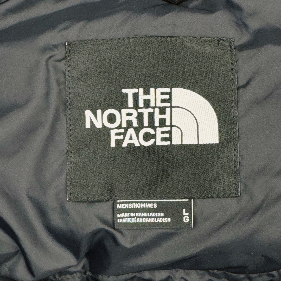 图片[18]-＃TZD TheNorthFace 1996 Nuptse 4NCH 北面拼色户外经典潮牌羽绒服 美国原厂原版数据开版 比例协调、宽松、保暖、时尚 真正原厂内部数据 最大可穿至230斤左右【非市面为节约成本而缩小版型】建议对比尺码表参数 全新进口百灵达绣花机定制万针电绣 采用进口7号针 进口绣线 保证每字饱满、立体、清晰 可称最贵绣标 采用国标90白鸭绒填充 保暖性能更出色 轻便不厚重 压缩后的蓬松度恢复性好 原厂定制40D格子四级防水布料 独家采用原版一致单层布料做法【非市面通货内加胆布】采用单层布料考验了布料及羽绒必须要达标 防止跑绒 并保证手感及膨松度 内里采用尼龙nylon双重双层封禁设计 不会出现任何跑绒现象 内置抽拉绳扣的可调节下摆 可防风防寒 拉链采用吉田YKK原厂定制 刻字清晰 质感完美顺滑 建议比较可供过毒验货 辅料及扣子均采用原版一样铜芯弹簧【非市面铁芯弹簧】可对比了解更多细节 只做市场最高版本 袖口六角扣标志着同步原版一样的六角扣 真正做到和原版一摸一样 不诋毁 不浮夸 真实且不需要太多文案 因为专注 所以专业！ 尺码：XS S M L XL XXL-选品中心