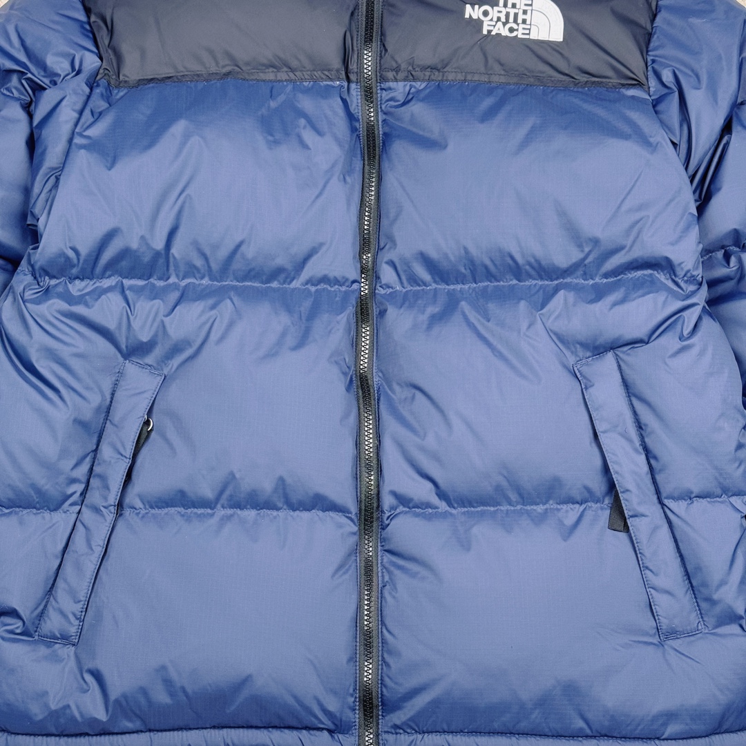 图片[8]-＃TZD TheNorthFace 1996 Nuptse 4NCH 北面拼色户外经典潮牌羽绒服 美国原厂原版数据开版 比例协调、宽松、保暖、时尚 真正原厂内部数据 最大可穿至230斤左右【非市面为节约成本而缩小版型】建议对比尺码表参数 全新进口百灵达绣花机定制万针电绣 采用进口7号针 进口绣线 保证每字饱满、立体、清晰 可称最贵绣标 采用国标90白鸭绒填充 保暖性能更出色 轻便不厚重 压缩后的蓬松度恢复性好 原厂定制40D格子四级防水布料 独家采用原版一致单层布料做法【非市面通货内加胆布】采用单层布料考验了布料及羽绒必须要达标 防止跑绒 并保证手感及膨松度 内里采用尼龙nylon双重双层封禁设计 不会出现任何跑绒现象 内置抽拉绳扣的可调节下摆 可防风防寒 拉链采用吉田YKK原厂定制 刻字清晰 质感完美顺滑 建议比较可供过毒验货 辅料及扣子均采用原版一样铜芯弹簧【非市面铁芯弹簧】可对比了解更多细节 只做市场最高版本 袖口六角扣标志着同步原版一样的六角扣 真正做到和原版一摸一样 不诋毁 不浮夸 真实且不需要太多文案 因为专注 所以专业！ 尺码：XS S M L XL XXL-选品中心